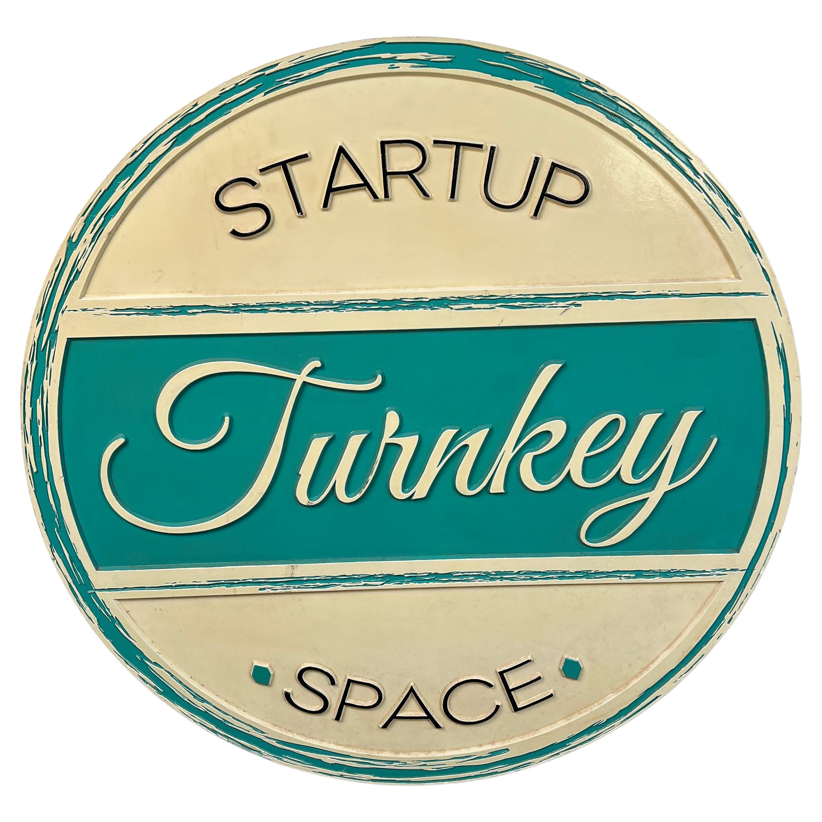 Individuell geschnitztes Firmenschild im Angebot