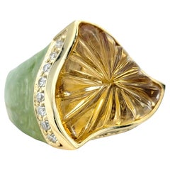 Maßgefertigter geschnitzter Ring aus 14 Karat Gelbgold mit Citrin, Diamant und grünem Stein