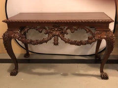 Table console sculptée sur mesure avec pieds en forme de griffes et têtes sculptées, vers les années 1940
