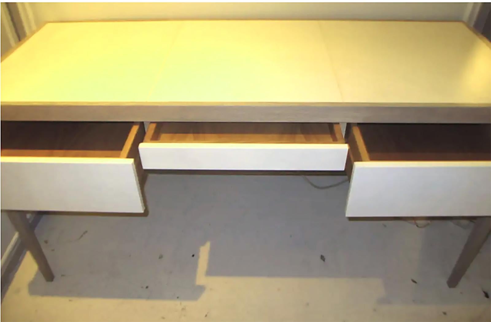 Maßgefertigter Schreibtisch aus gekälkter Eiche und Pergament mit drei zentralen Schubladen (Gekälkt) im Angebot