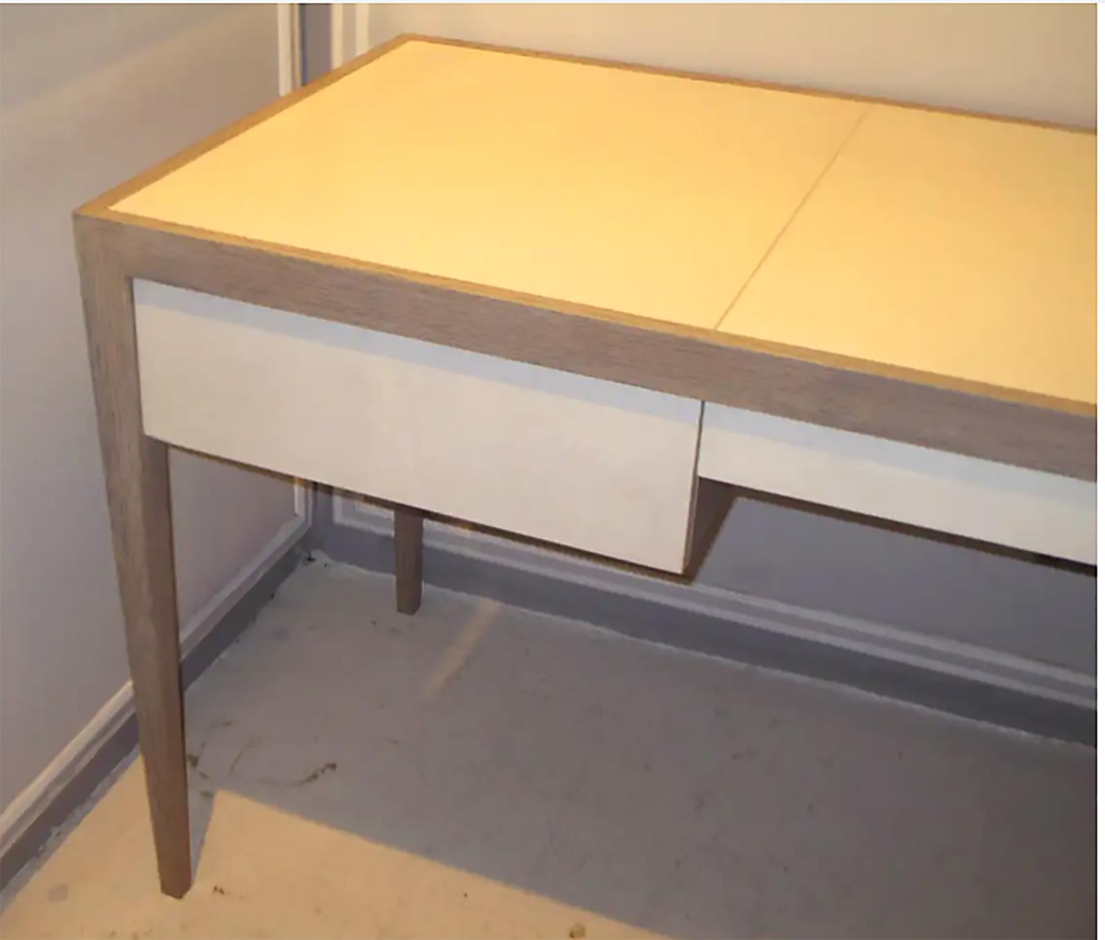 Maßgefertigter Schreibtisch aus gekälkter Eiche und Pergament mit drei zentralen Schubladen (21. Jahrhundert und zeitgenössisch) im Angebot