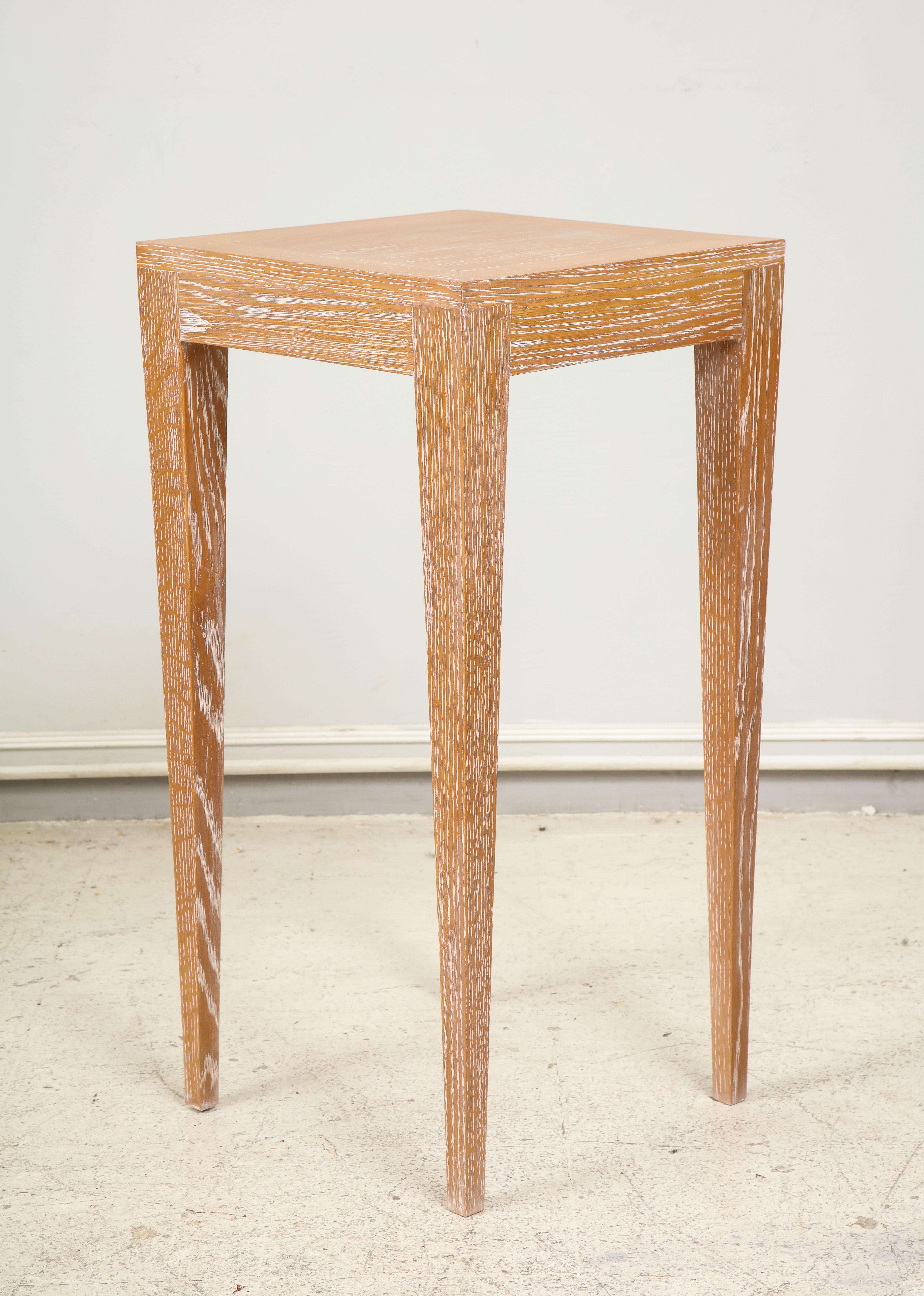 Maßgefertigter Tisch aus gekälktem Eichenholz auf konisch zulaufenden Beinen (Moderne) im Angebot