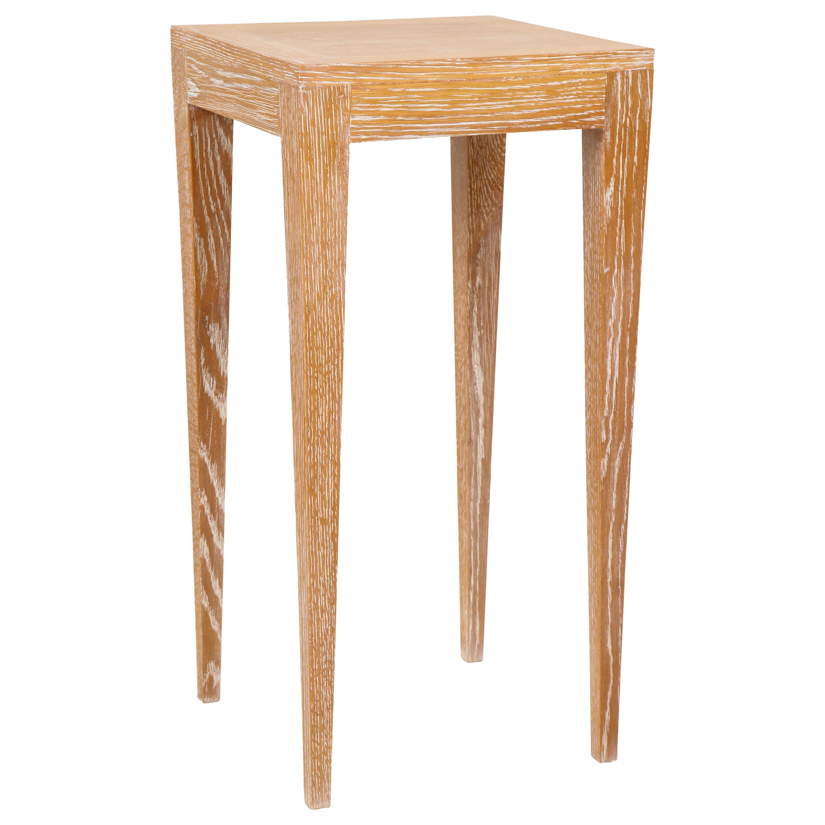 Maßgefertigter Tisch aus gekälktem Eichenholz auf konisch zulaufenden Beinen