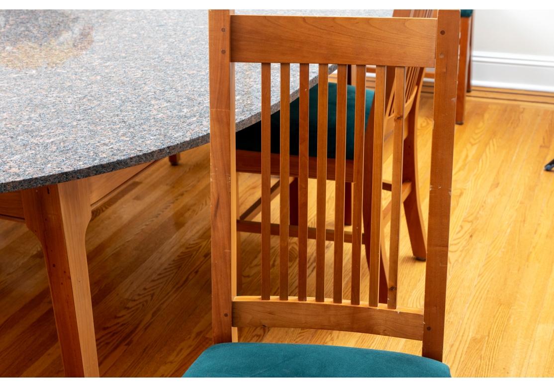 Maßgefertigter ovaler Kirschbaumholztisch mit Granitplatte und 2 Sesseln, 8 Beistellstühle  (amerikanisch) im Angebot