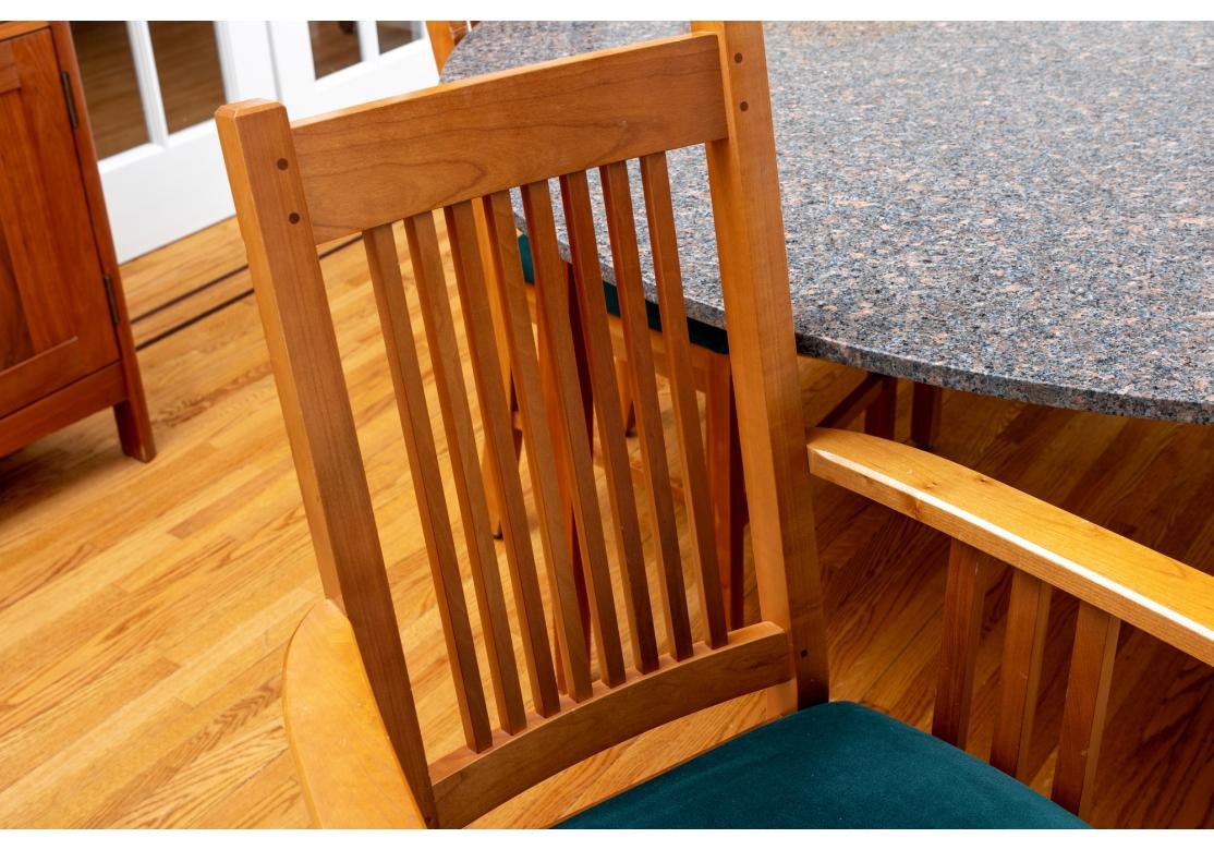 Maßgefertigter ovaler Kirschbaumholztisch mit Granitplatte und 2 Sesseln, 8 Beistellstühle  (Stoff) im Angebot