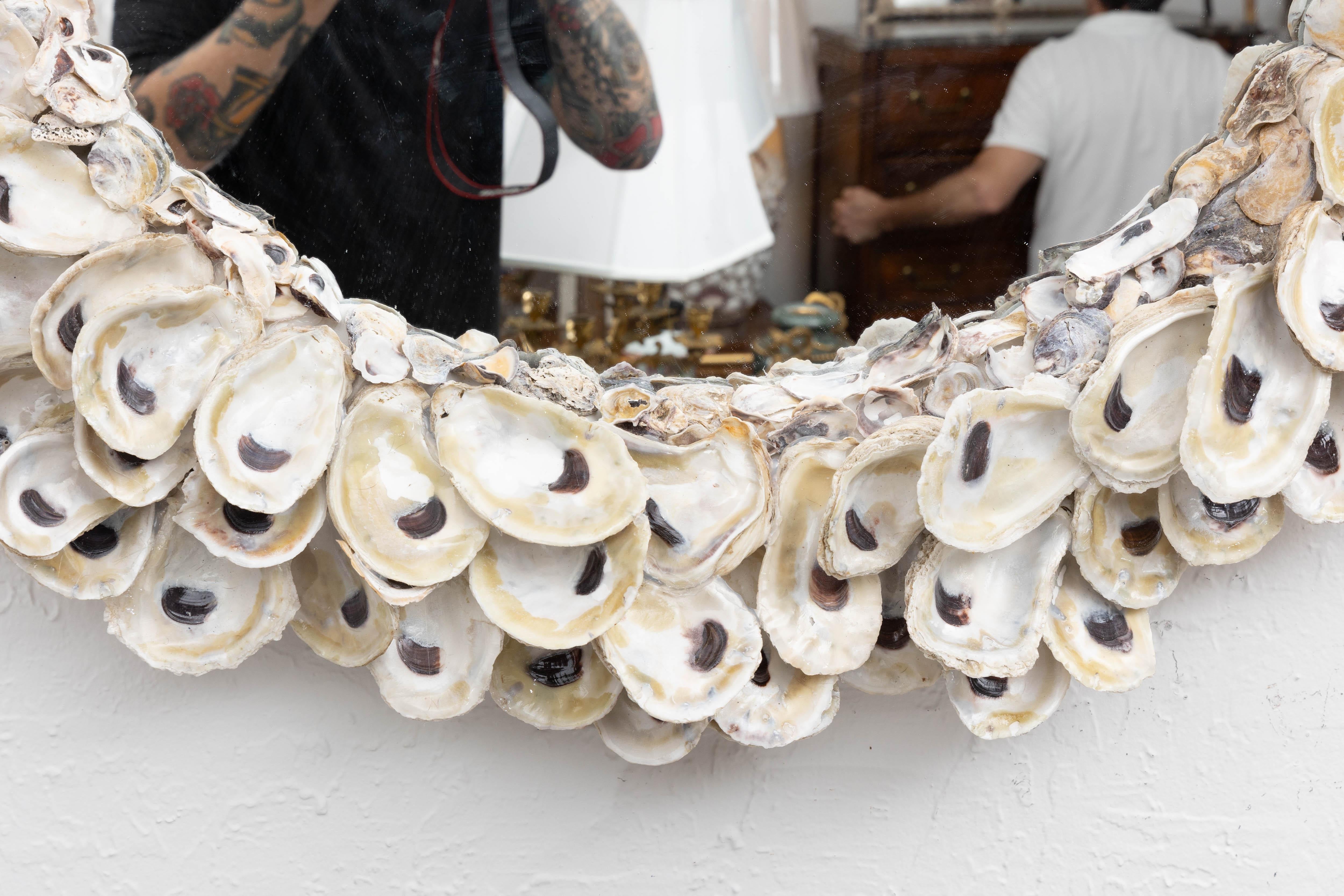 Américain Miroir circulaire en forme de coquille d'huître en vente
