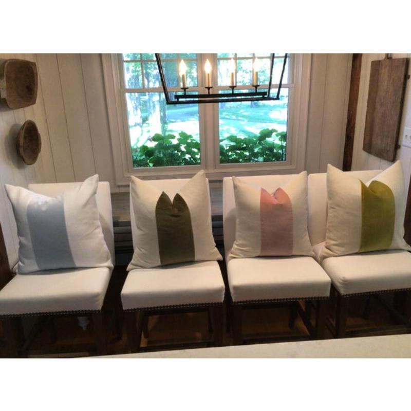 Tan sofisticada e impresionante. Mis magos del taller han cogido un precioso lino tejido en un precioso blanco y le han añadido una preciosa raya de terciopelo azul bebé en el centro. El reverso es el mismo lino blanco limpio y nítido, y el cierre