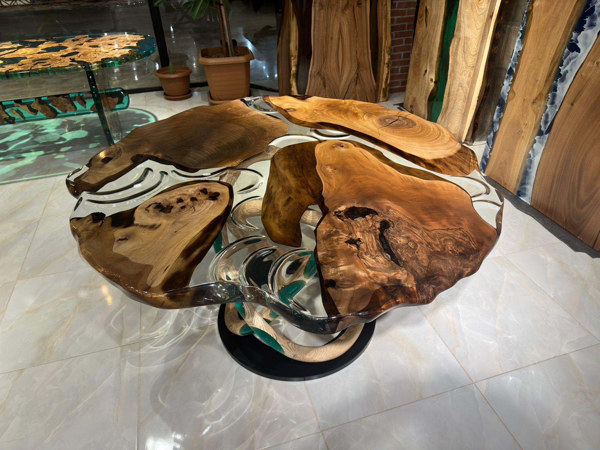 Table de salle à manger ronde en résine époxy transparente sur mesure en noyer 

Cette table est fabriquée en bois de noyer vieux de 500 ans. Les veines et la texture du bois décrivent l'aspect d'un bois de noyer naturel.
Elle peut être utilisée