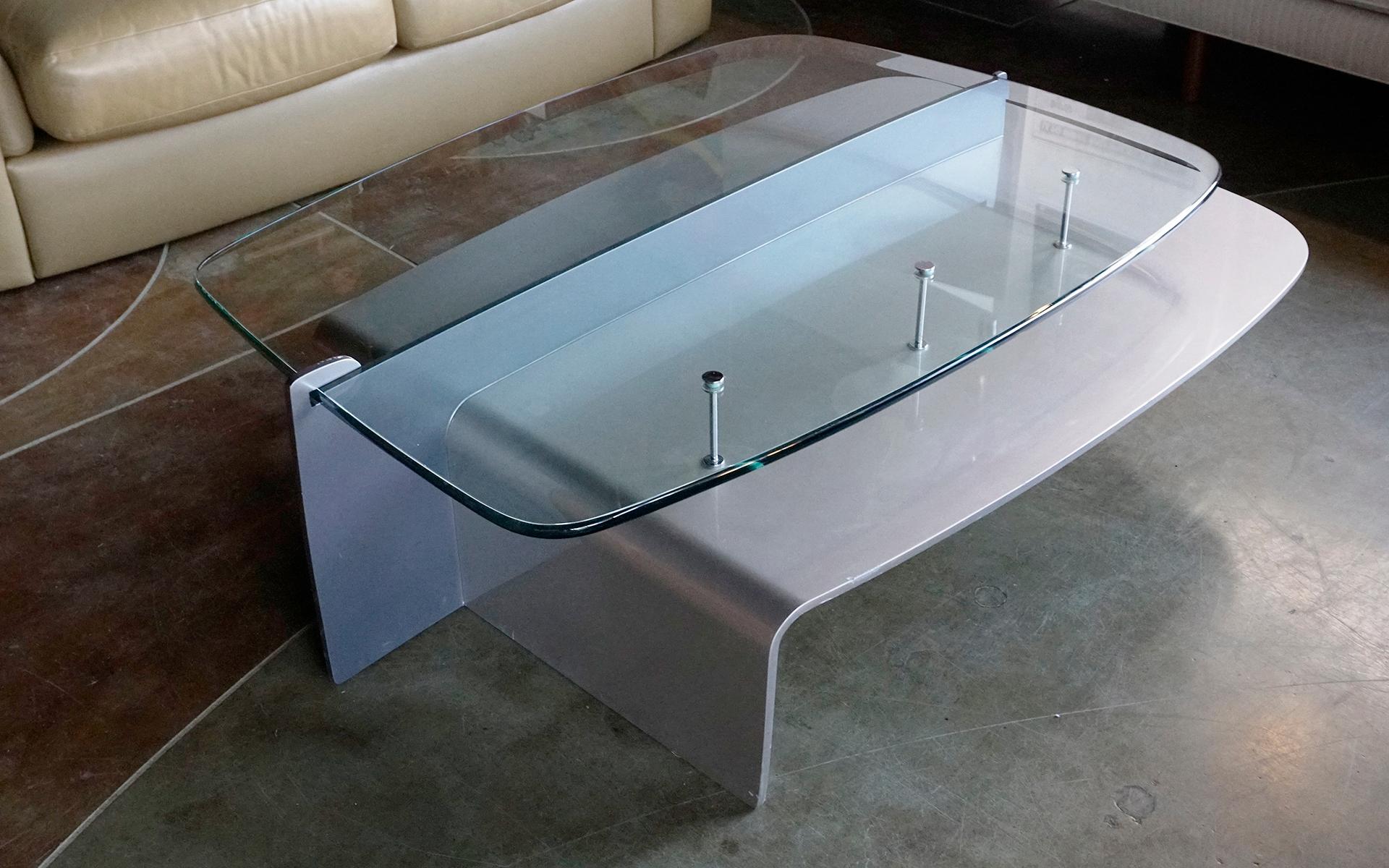 Exceptionnelle table basse à plusieurs niveaux, unique en son genre, conçue par Ron Krueck et Mark Sexton pour la Stone Residence, Chicago, États-Unis, 1986. Acier émaillé, verre et laiton chromé. Le plateau en verre épais a un bord arrondi et un