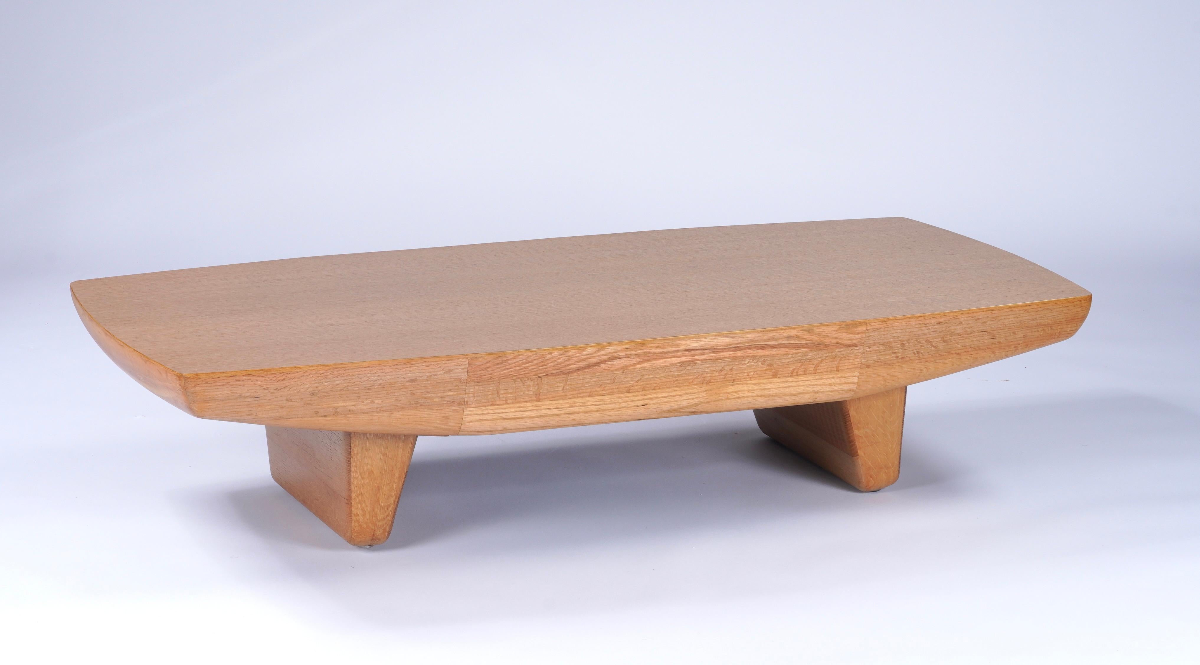 Table basse Organic Modern obtenue dans la maison de la famille d'origine lorsqu'elle a été achetée neuve dans les années 1950 à San Francisco. Forme arrondie et rectiligne en chêne, avec un sommet qui se rétrécit à mi-hauteur. L'angle  Les pattes