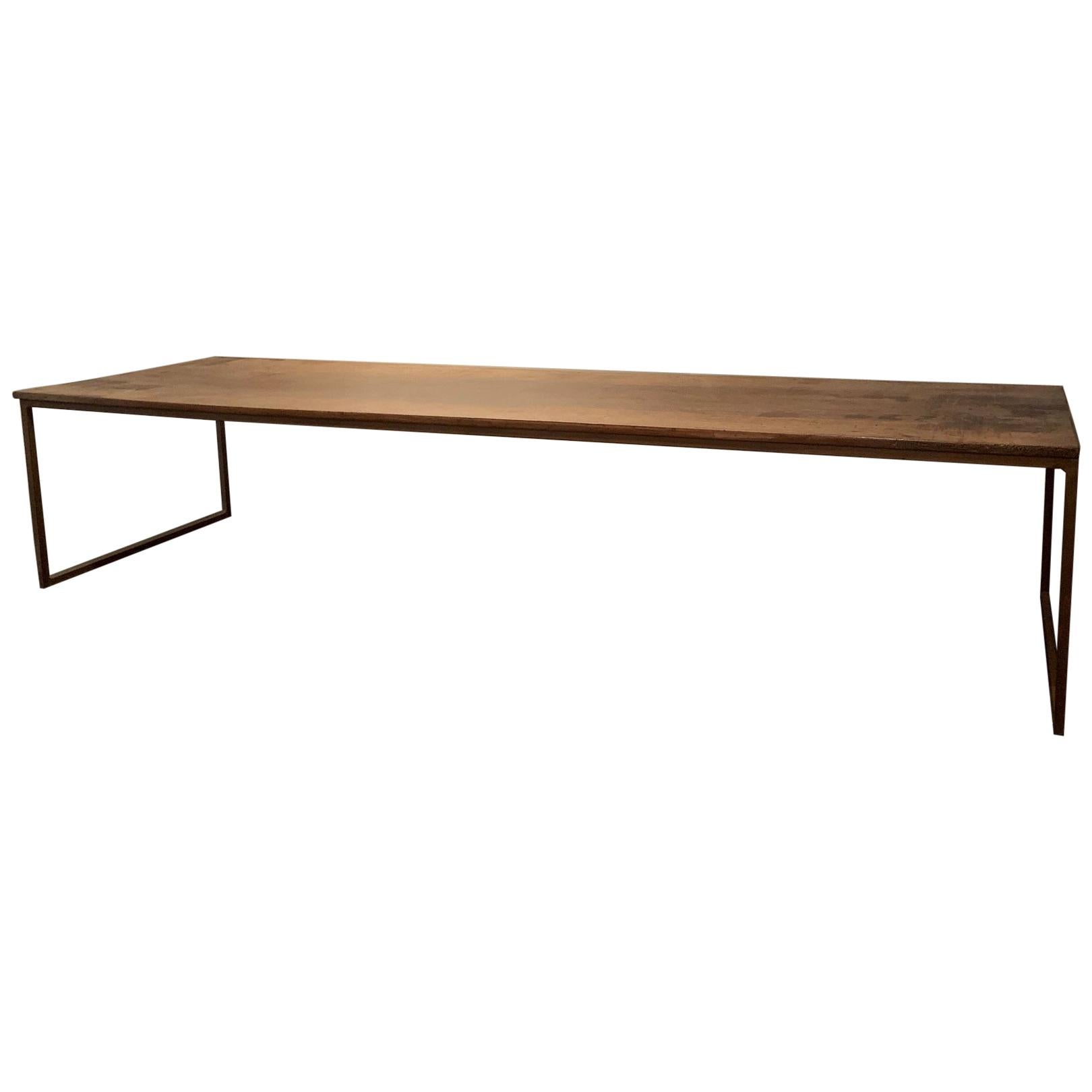 Table basse personnalisée avec un ensemble de deux plateaux en noyer italien du 18e siècle sur une base en fer patiné. Vos dimensions personnalisées 140 cm l x 90 cm l x  40 cm de haut. 