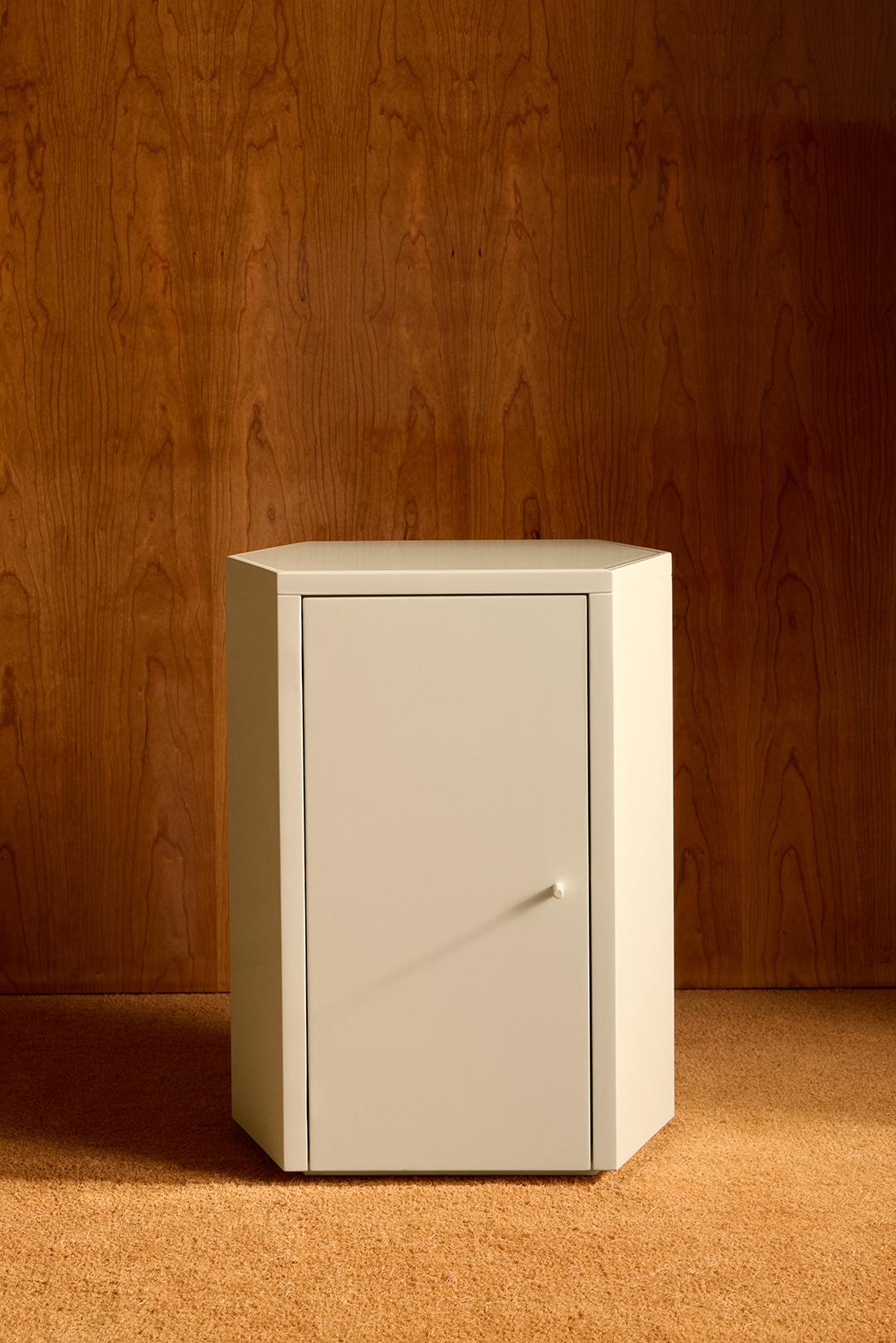 Mesilla de noche Right Park en lacado RAL9003 de Yaniv Chen para Lemon Minimalista en venta