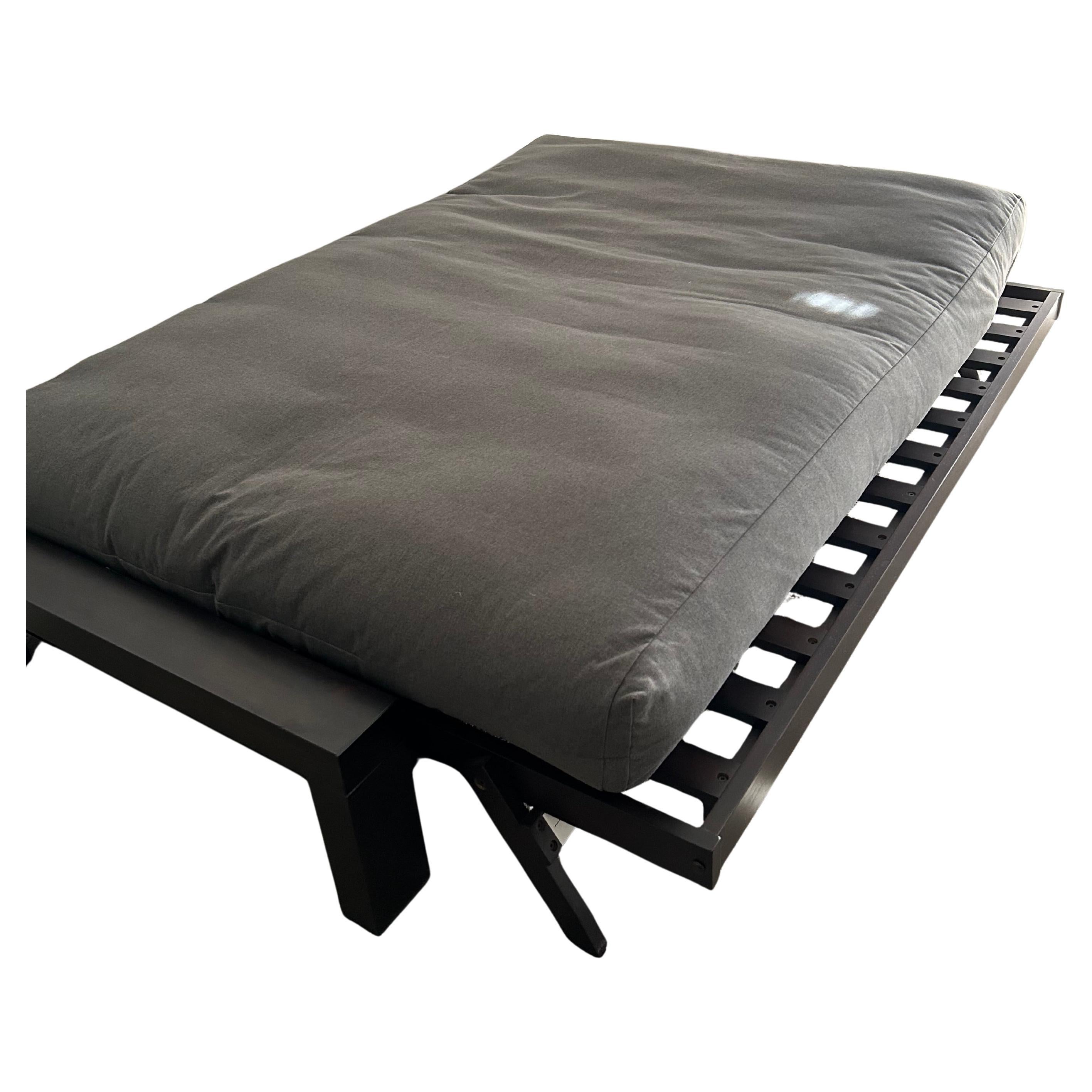 Americano Divano e letto futon personalizzato contemporaneo in noce nero e imbottito in vendita