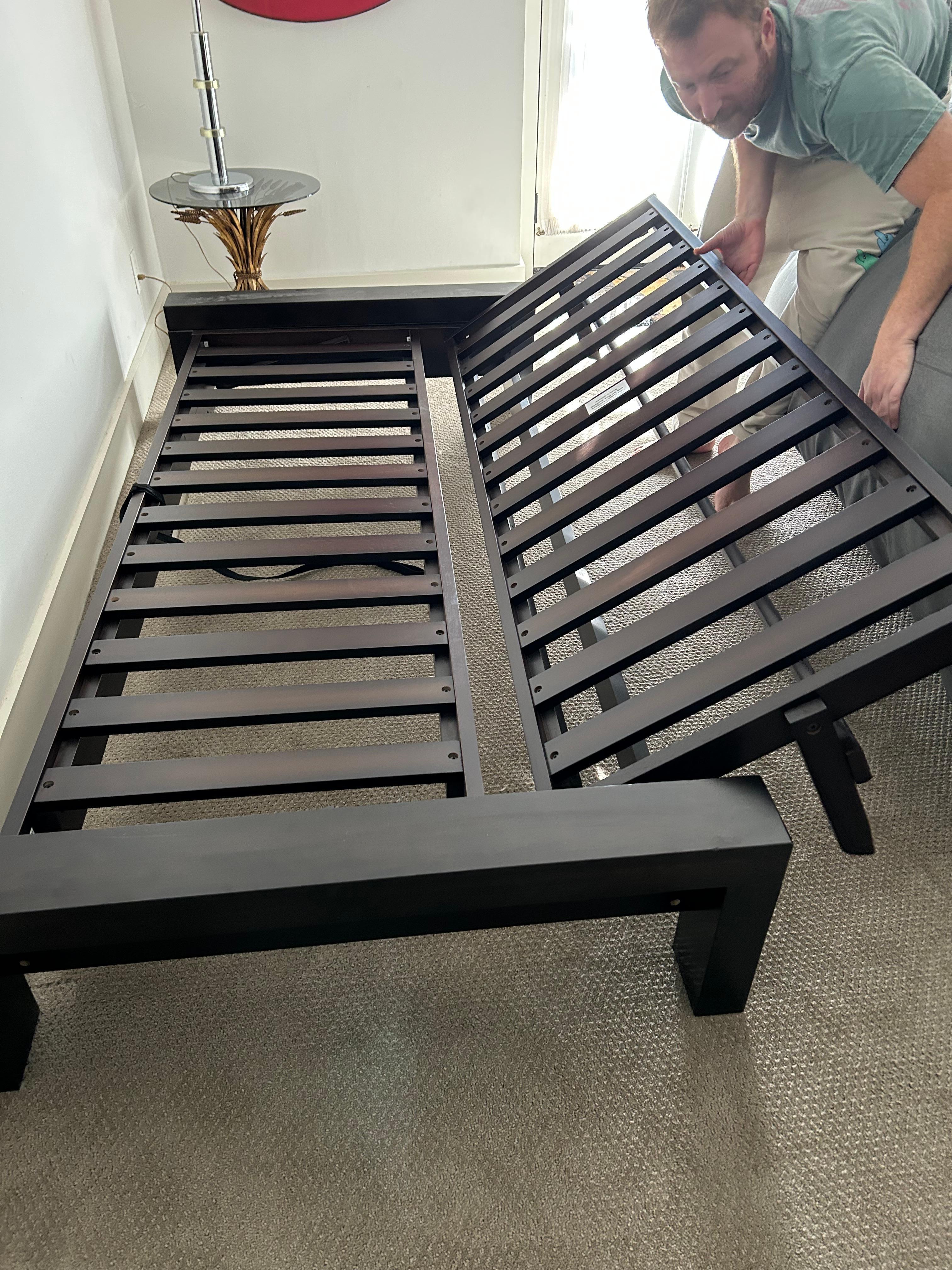 Divano e letto futon personalizzato contemporaneo in noce nero e imbottito In condizioni buone in vendita a Hopewell, NJ