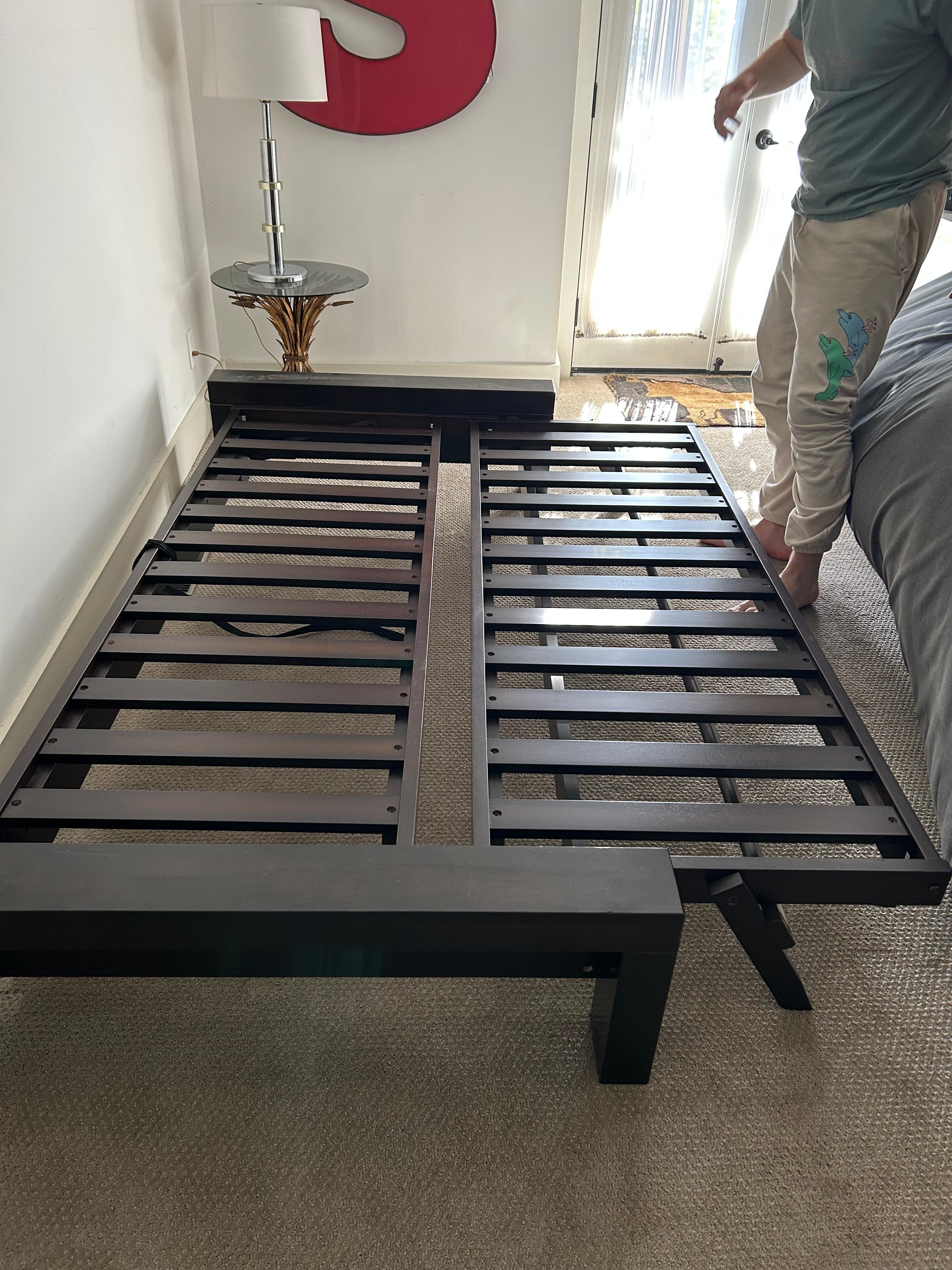 XXI secolo e contemporaneo Divano e letto futon personalizzato contemporaneo in noce nero e imbottito in vendita