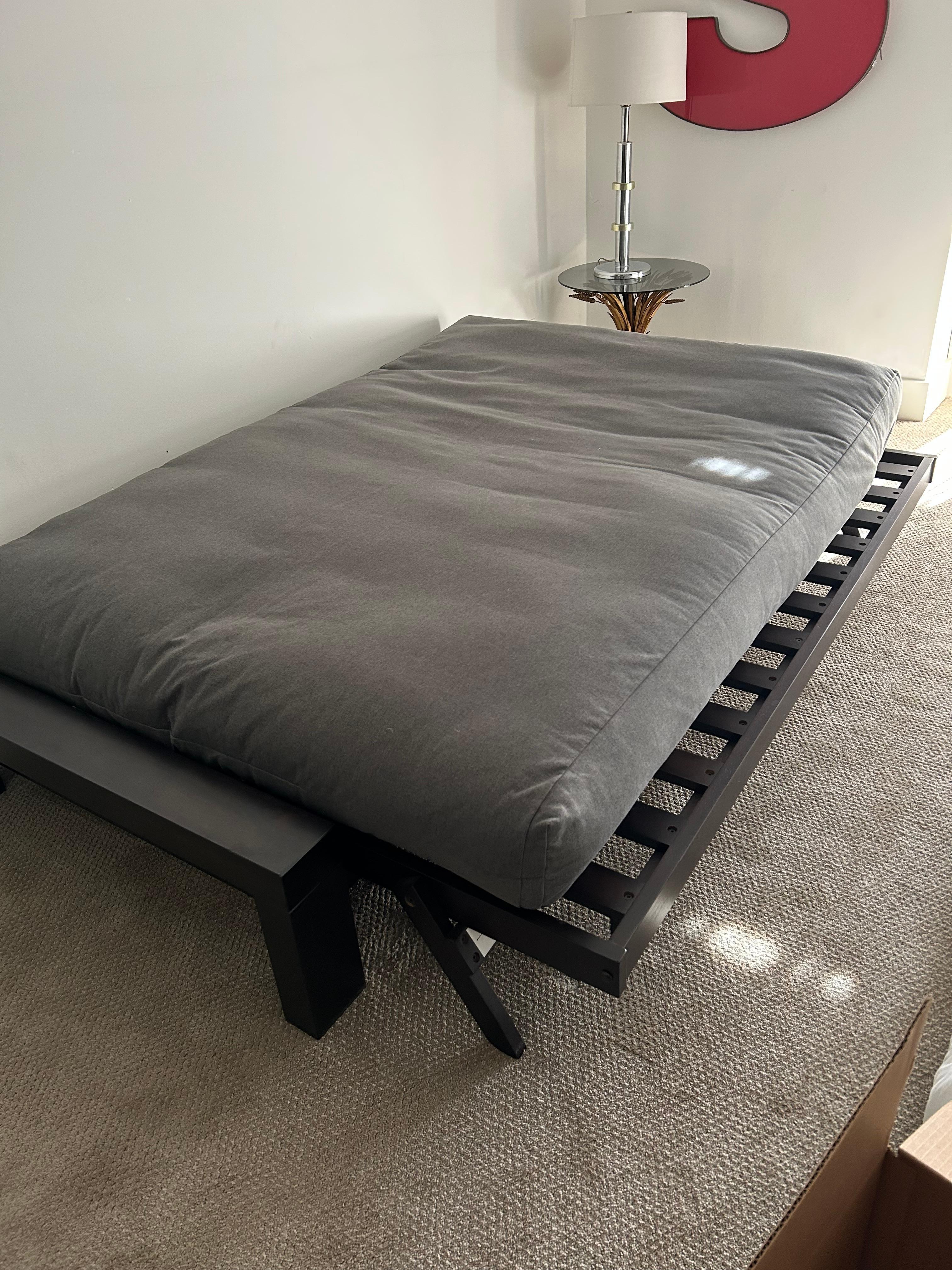 Tappezzeria Divano e letto futon personalizzato contemporaneo in noce nero e imbottito in vendita
