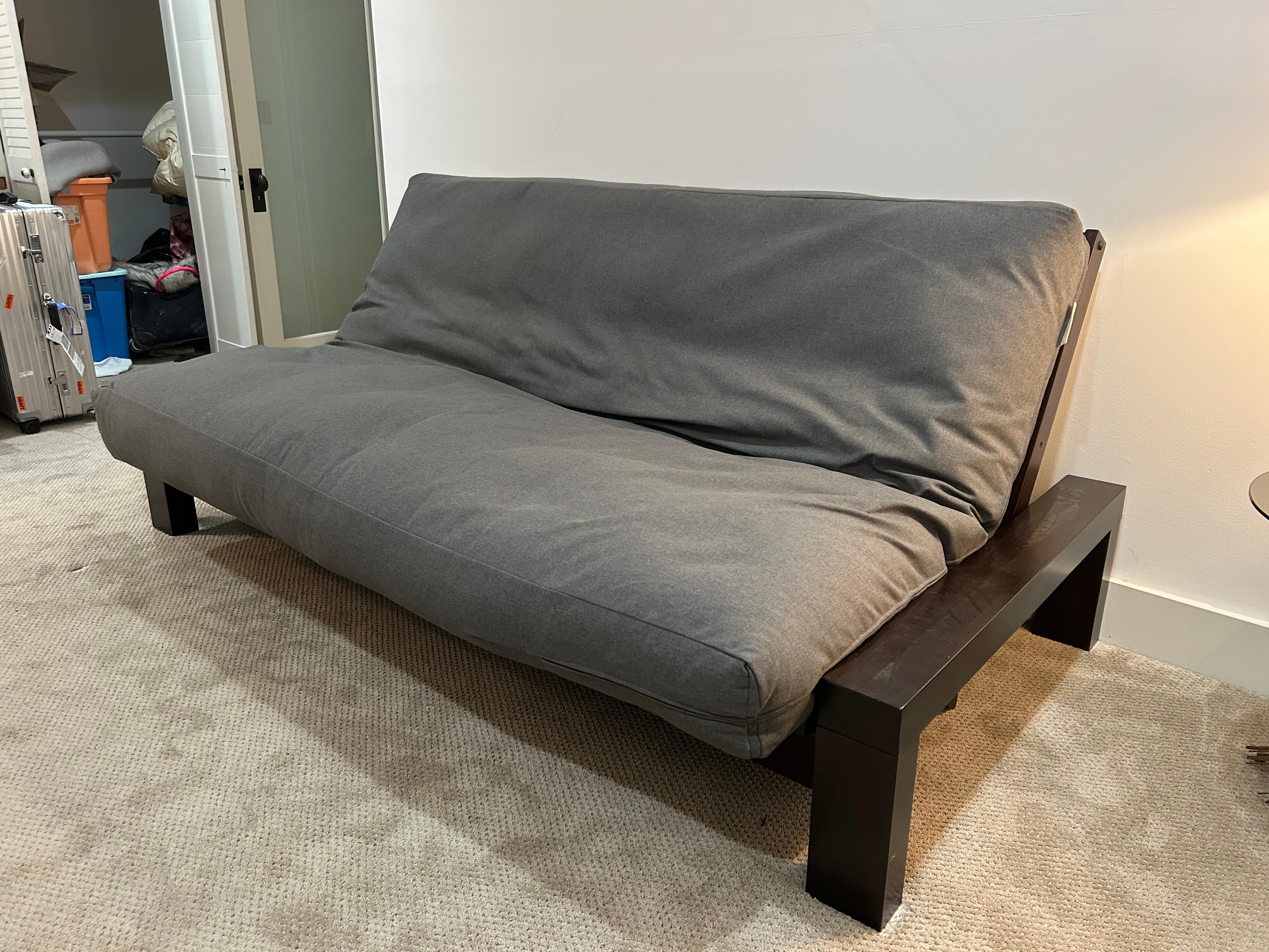 Divano e letto futon personalizzato contemporaneo in noce nero e imbottito in vendita 1