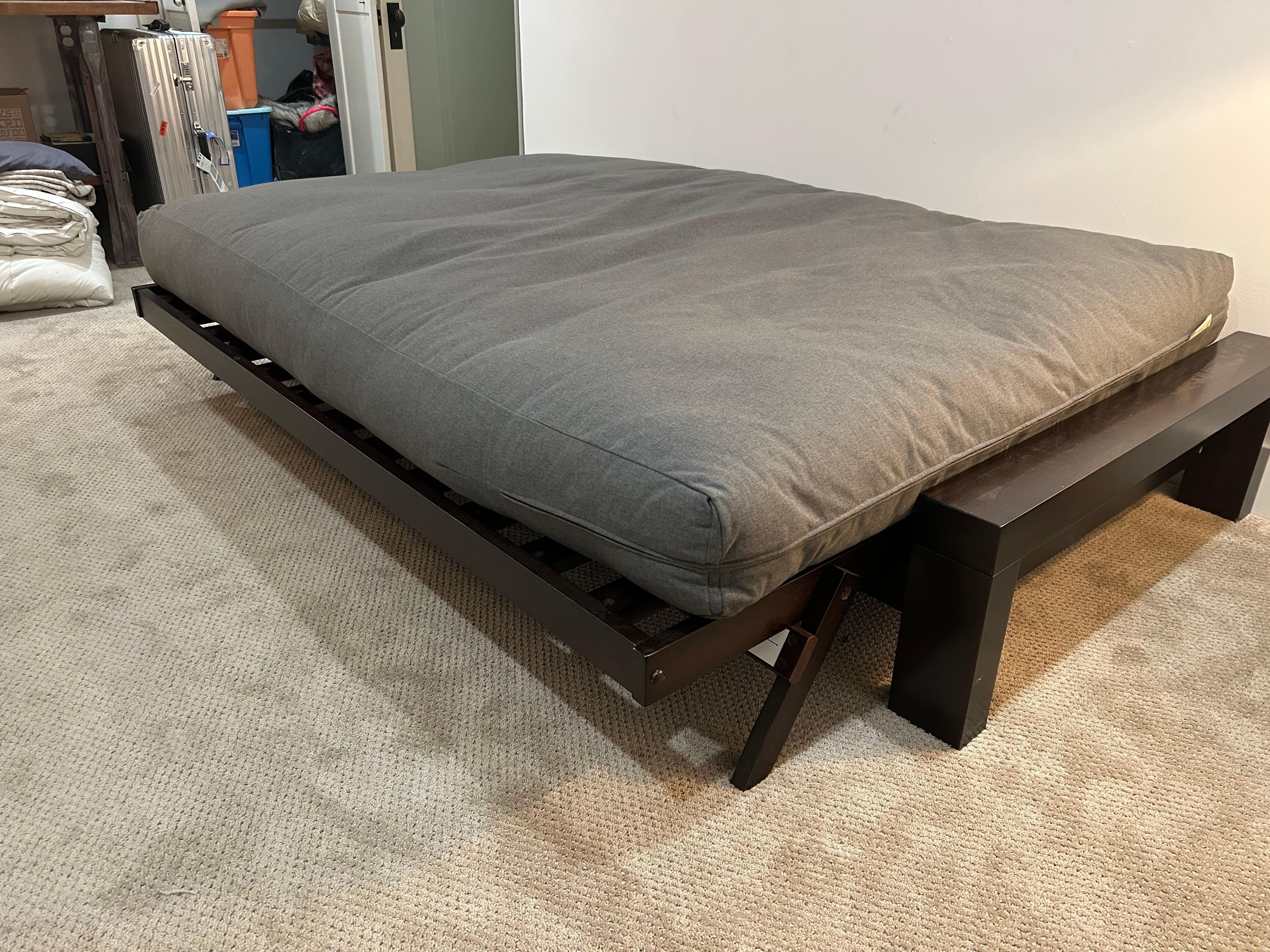 Divano e letto futon personalizzato contemporaneo in noce nero e imbottito in vendita 2
