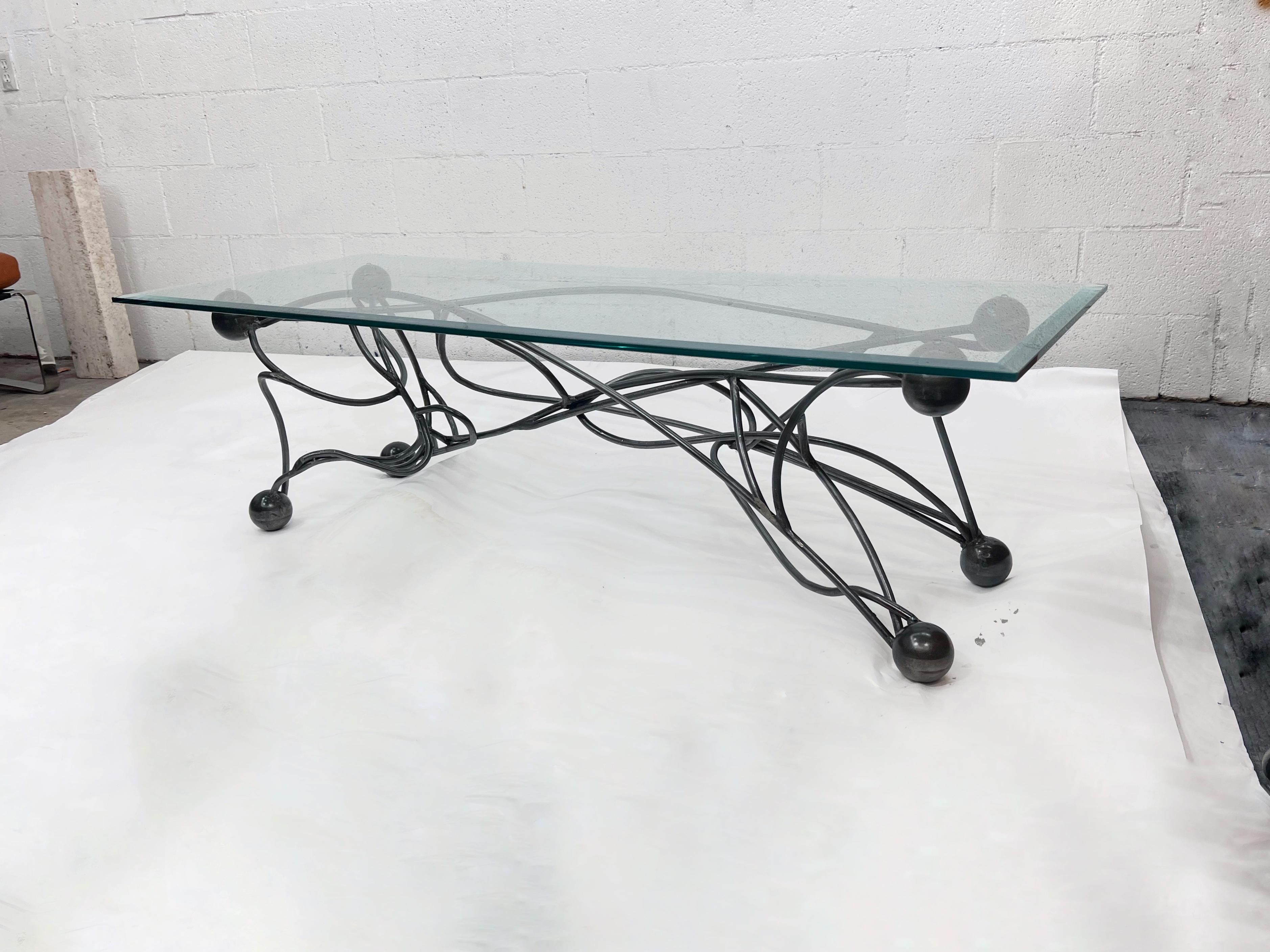 Production limitée/ sur commande. Chaque construction est unique. À chaque construction, les tiges d'acier s'écoulent et se plient selon de nouveaux modèles. Les photos sont des exemples d'itérations précédentes. 
Fabriqué à la main à Los Angeles