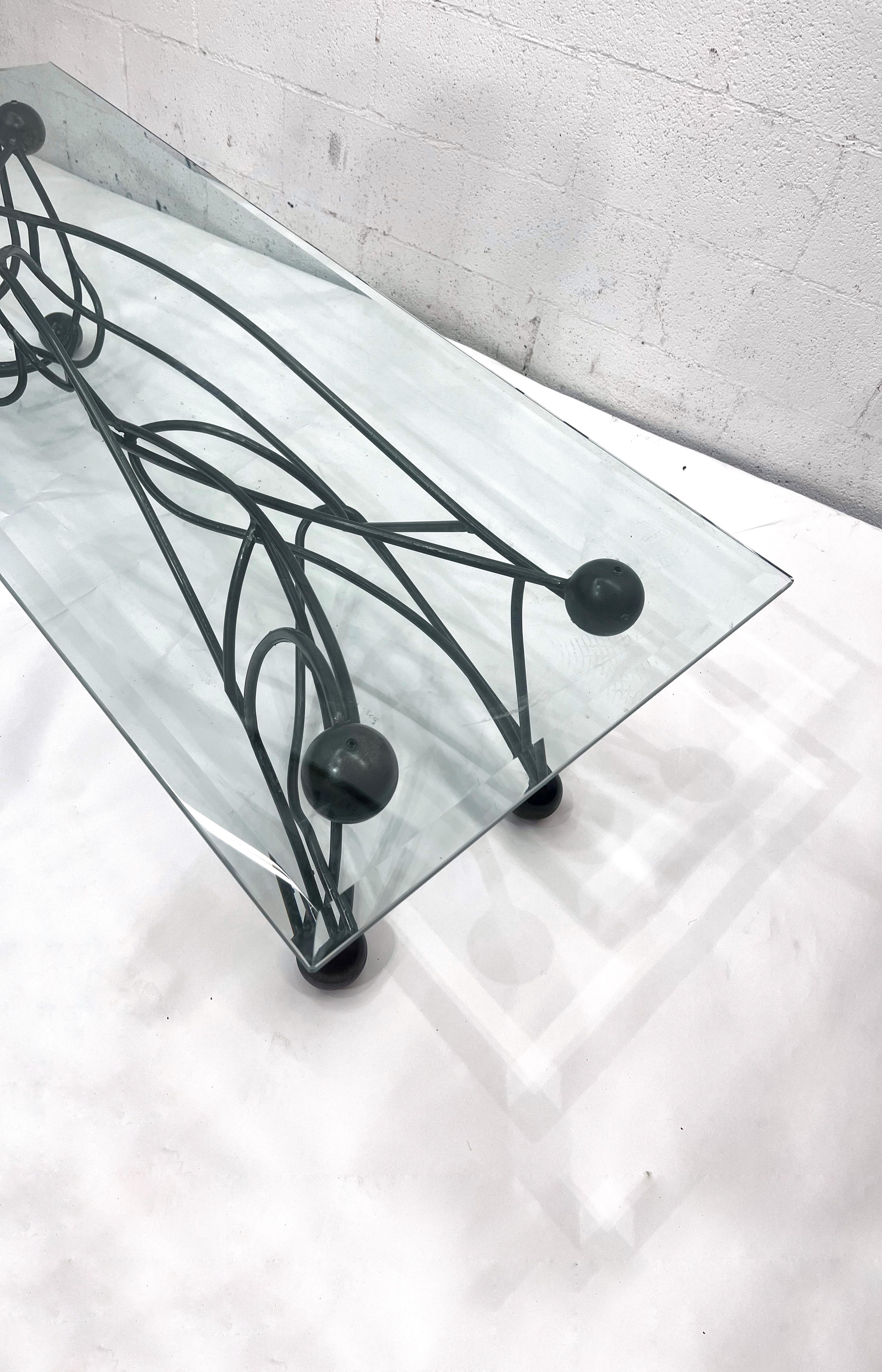 Brutalisme Table basse en acier de style Brutalist, contemporaine et organique, faite sur mesure en vente