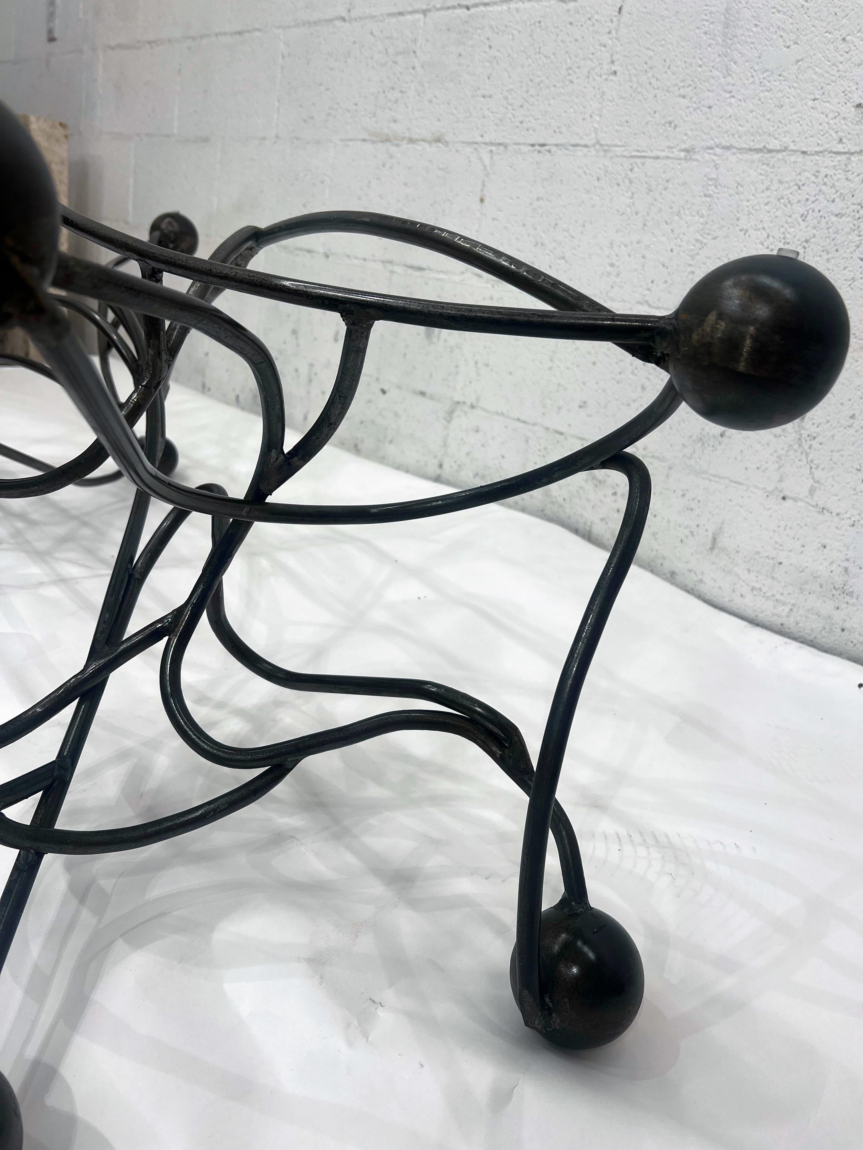 Acier Table basse en acier de style Brutalist, contemporaine et organique, faite sur mesure en vente