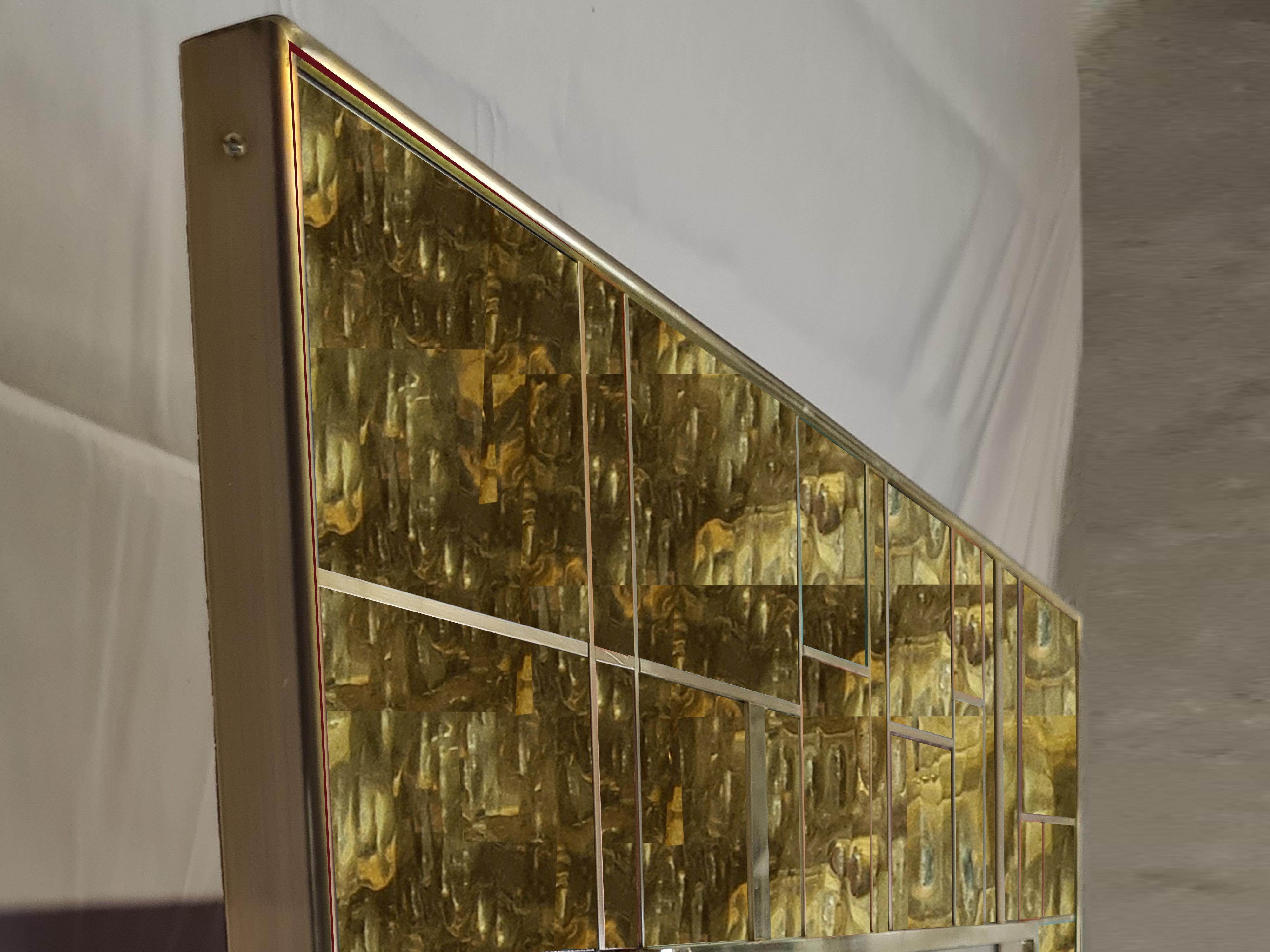Espejo de pared de latón de mediados de siglo. 

Presentado por primera vez en la renombrada Feria del Mueble de Milán en 2022, este espejo ejemplifica el refinado diseño italiano y la artesanía tradicional.

Esta exquisita pieza tiene forma