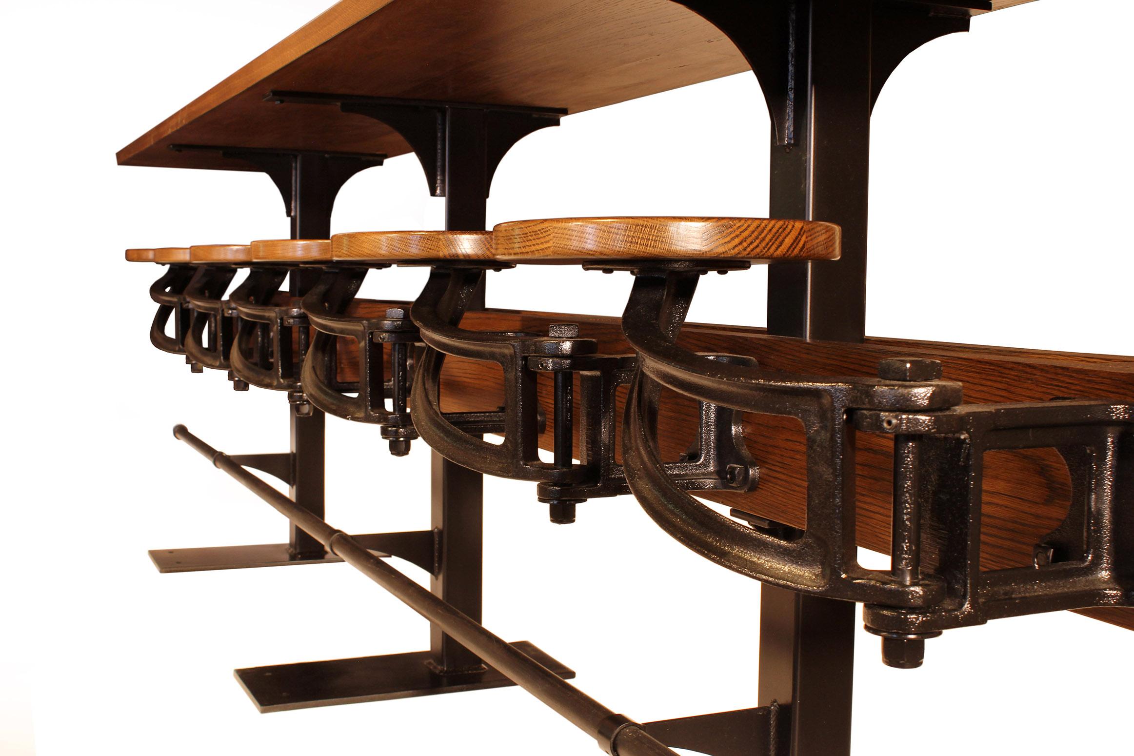 Maßgefertigter maßgefertigter Bar-/ Pub-Tisch mit angehängten ausziehbaren Sitzen, nach Maß im Angebot 4
