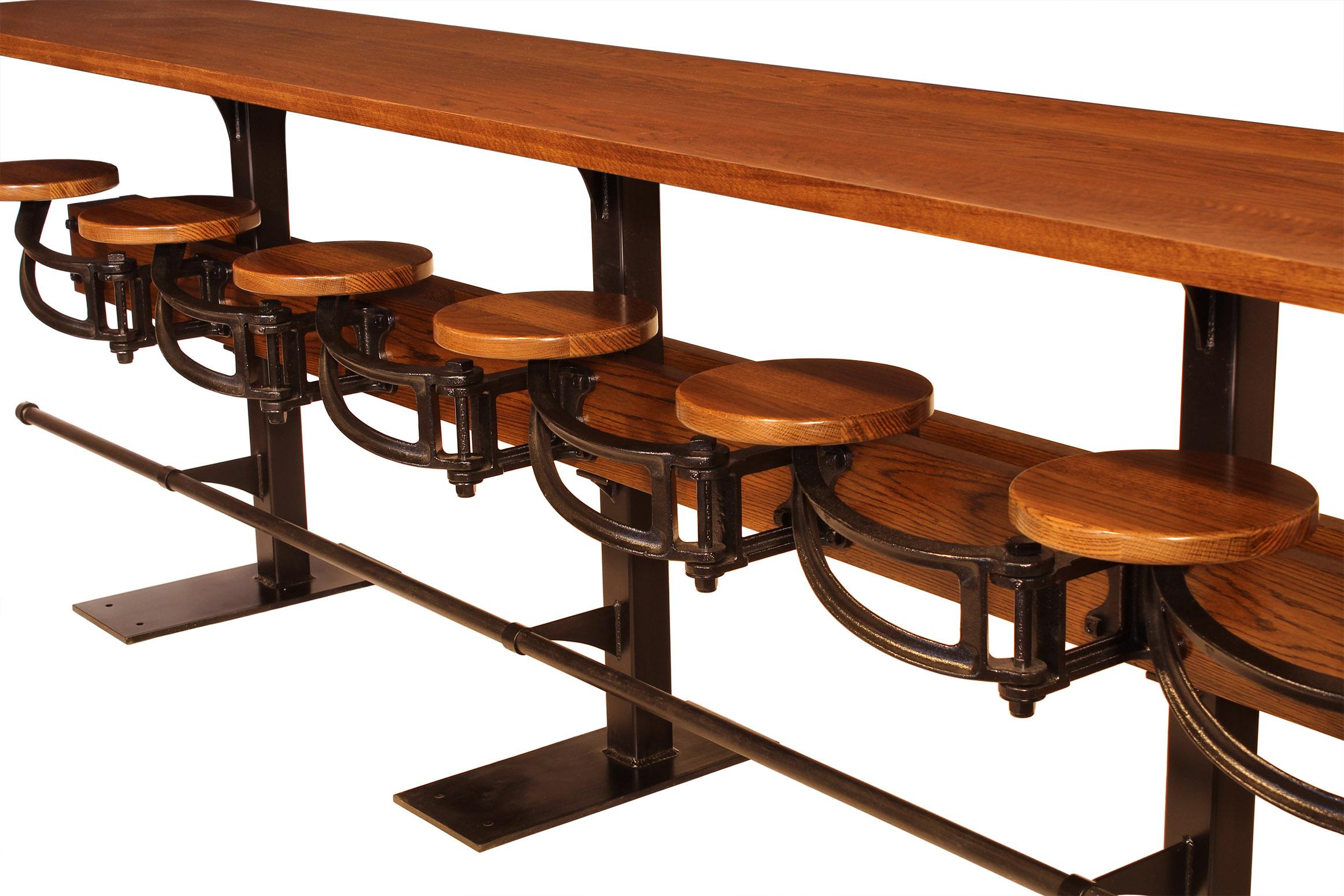 Maßgefertigter maßgefertigter Bar-/ Pub-Tisch mit angehängten ausziehbaren Sitzen, nach Maß (Industriell) im Angebot