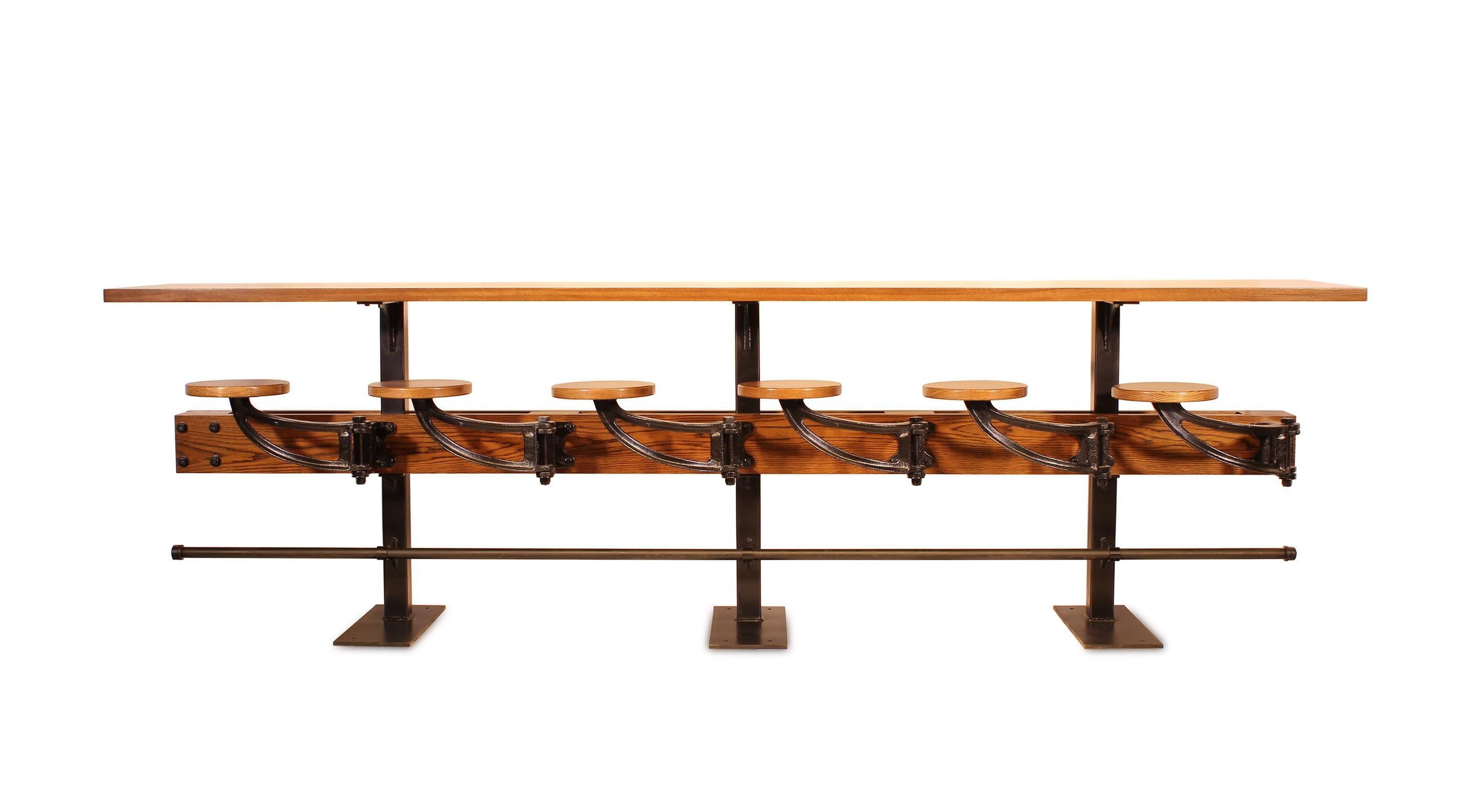 Industriel Table de bar/table de pub à comptoir personnalisée avec sièges pivotants attachés, fabriquée sur mesure en vente
