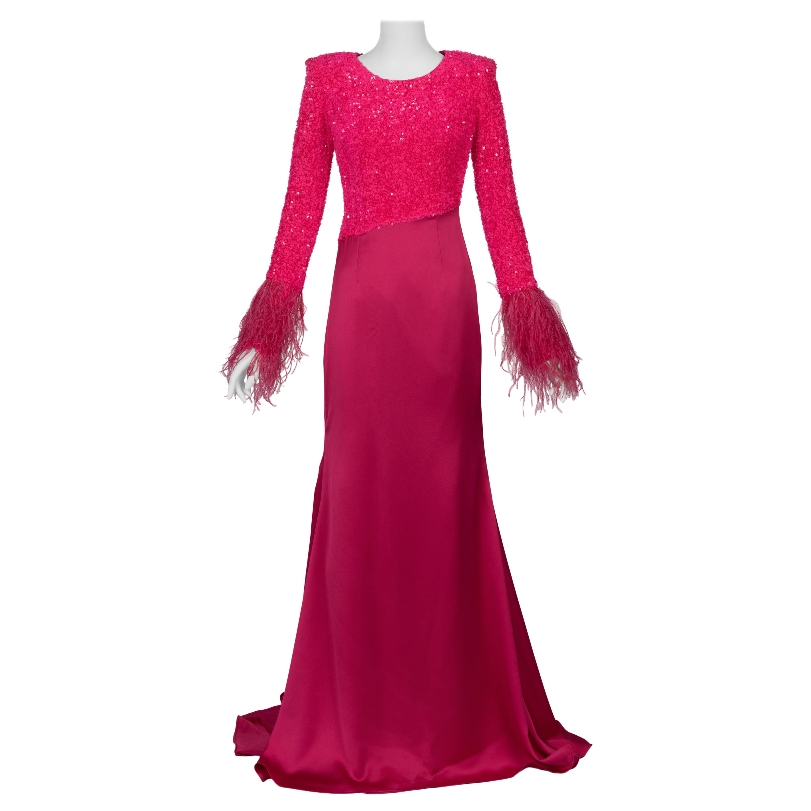 Abito Couture fucsia con paillettes e piume con strascico in vendita