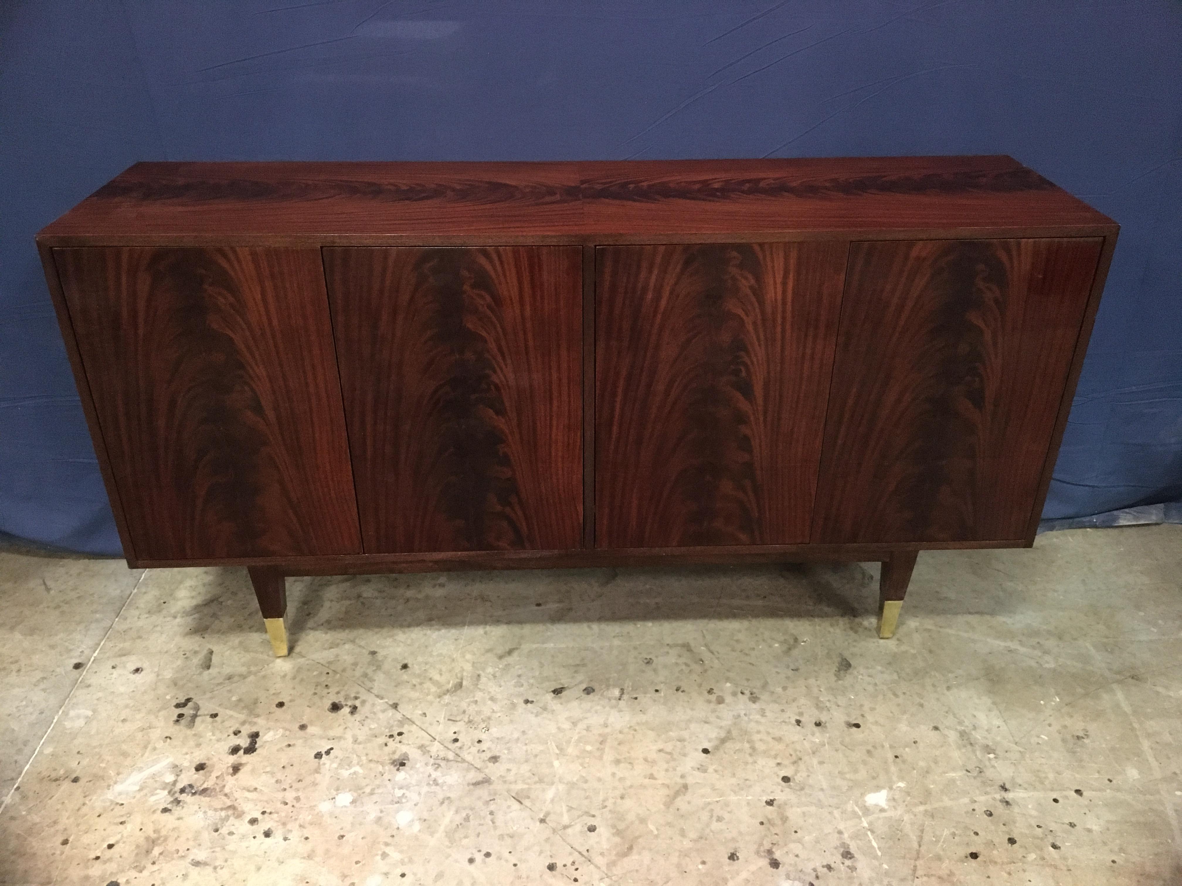 Custom Crotch Mahagoni Sideboard im Stil der Jahrhundertmitte von Leighton Hall (Moderne der Mitte des Jahrhunderts) im Angebot