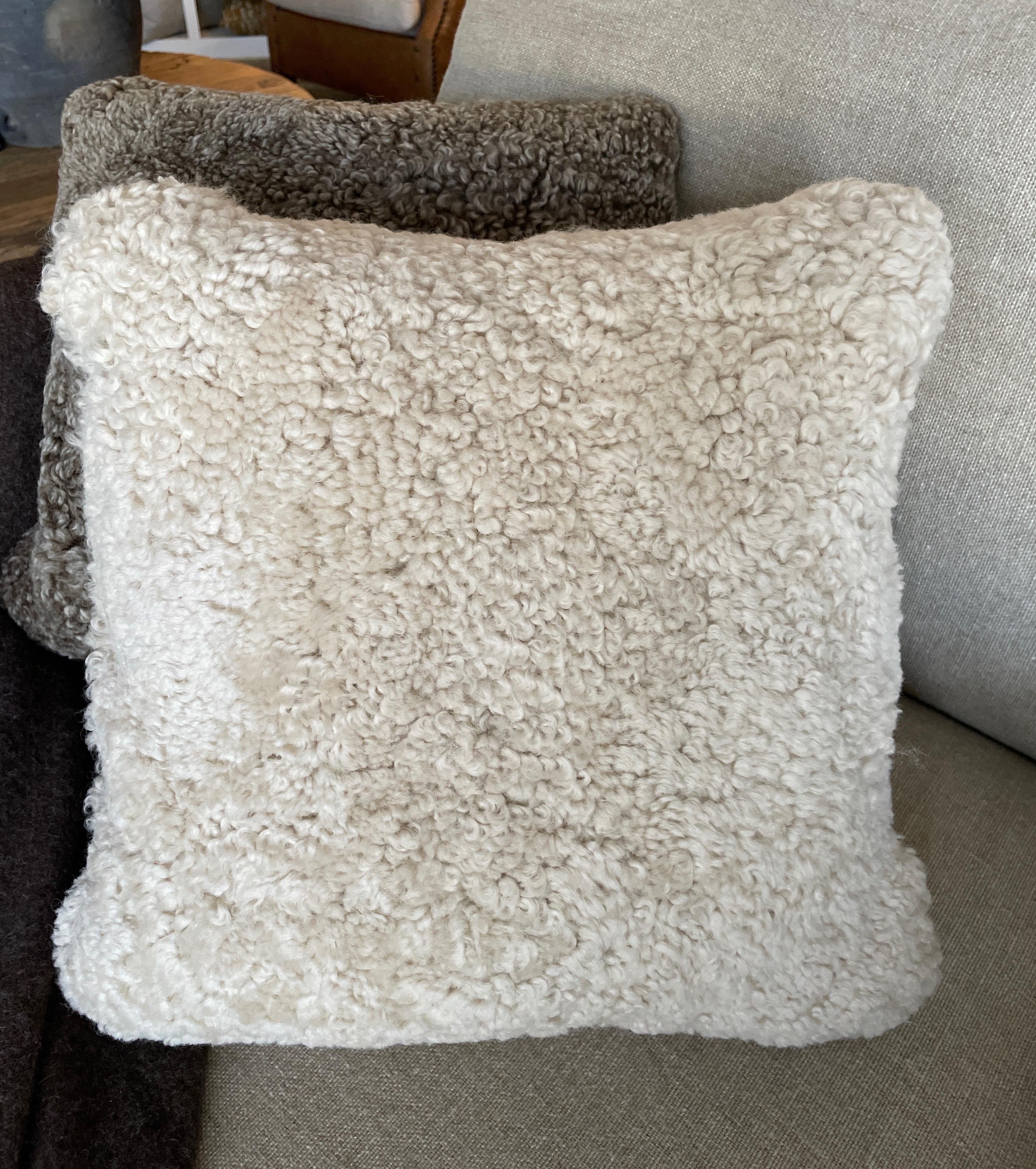 This beautiful rectangular cushion is made of curly sheepskin from New Zealand. The back is also made of natural sheepskin. This makes the cushion even softer and gives it a complete, warm look.
Size: 16