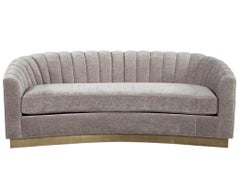 Maßgefertigtes Sofa mit gebogener Kanalrückenlehne von Carrocel