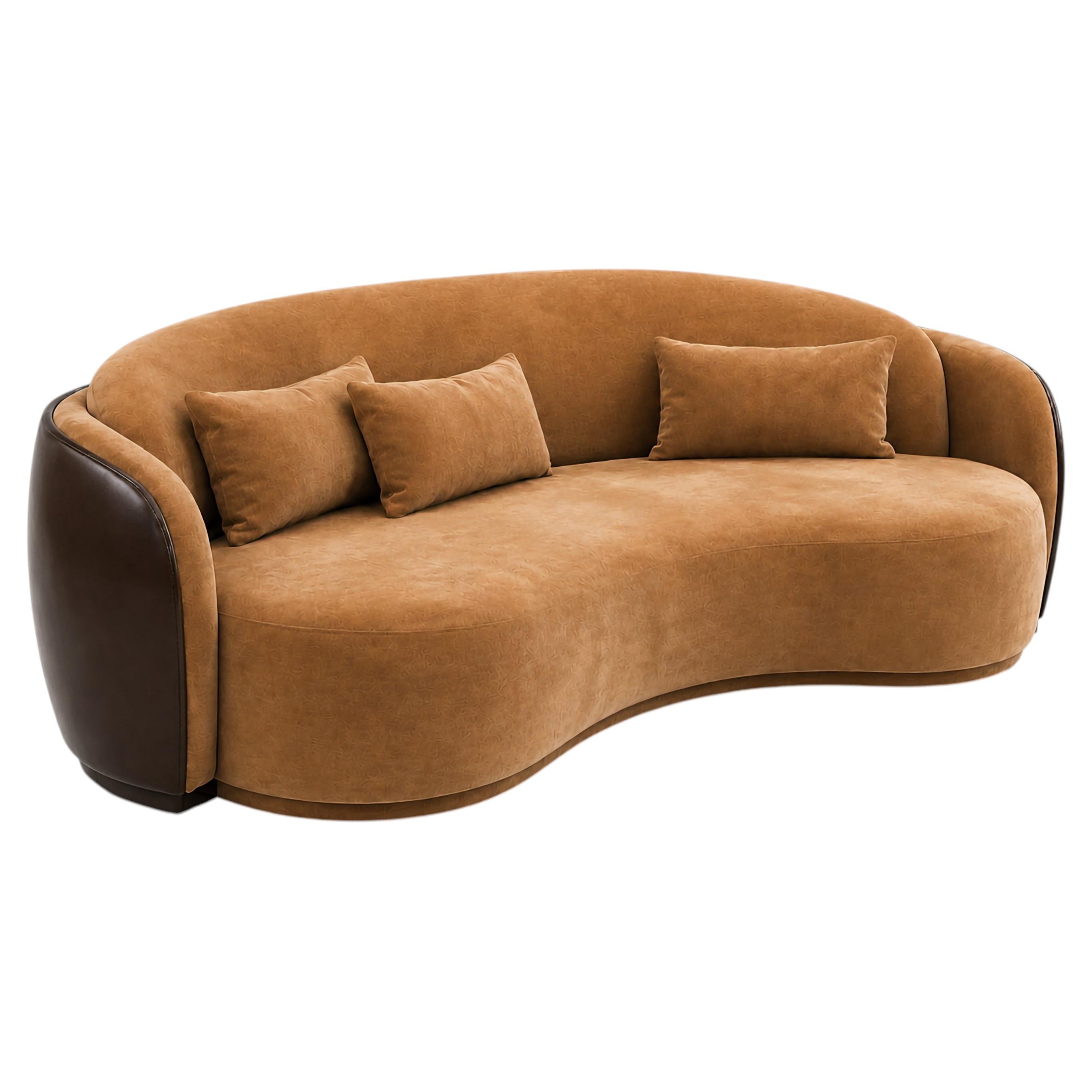 Divano a forma di rene su misura in mohair color cammello con rivestimento in pelle castanho
