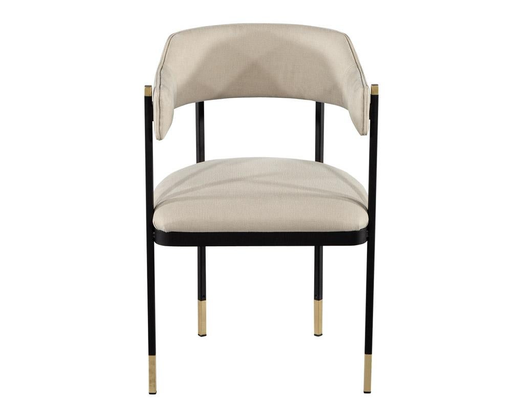 Voici l'étonnante et sophistiquée chaise de salle à manger moderne incurvée, un véritable chef-d'œuvre fabriqué par les artisans qualifiés de Carrocel. Cette chaise exceptionnelle présente un design de dossier incurvé qui non seulement ajoute une