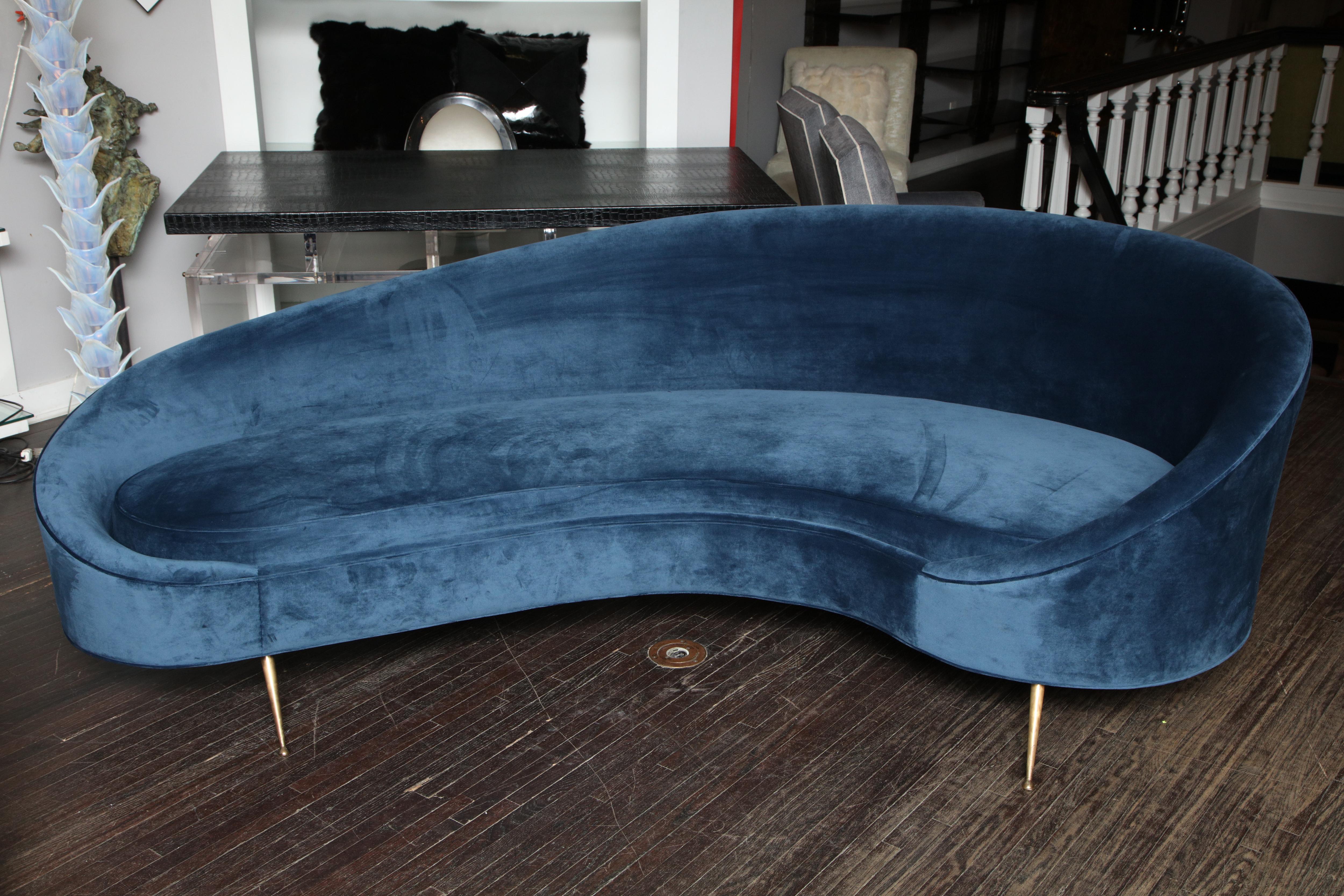 Individuelles geschwungenes Sofa aus blauem Samt. Anpassbare Optionen: 
Finish COM Textil Größe Hardware.