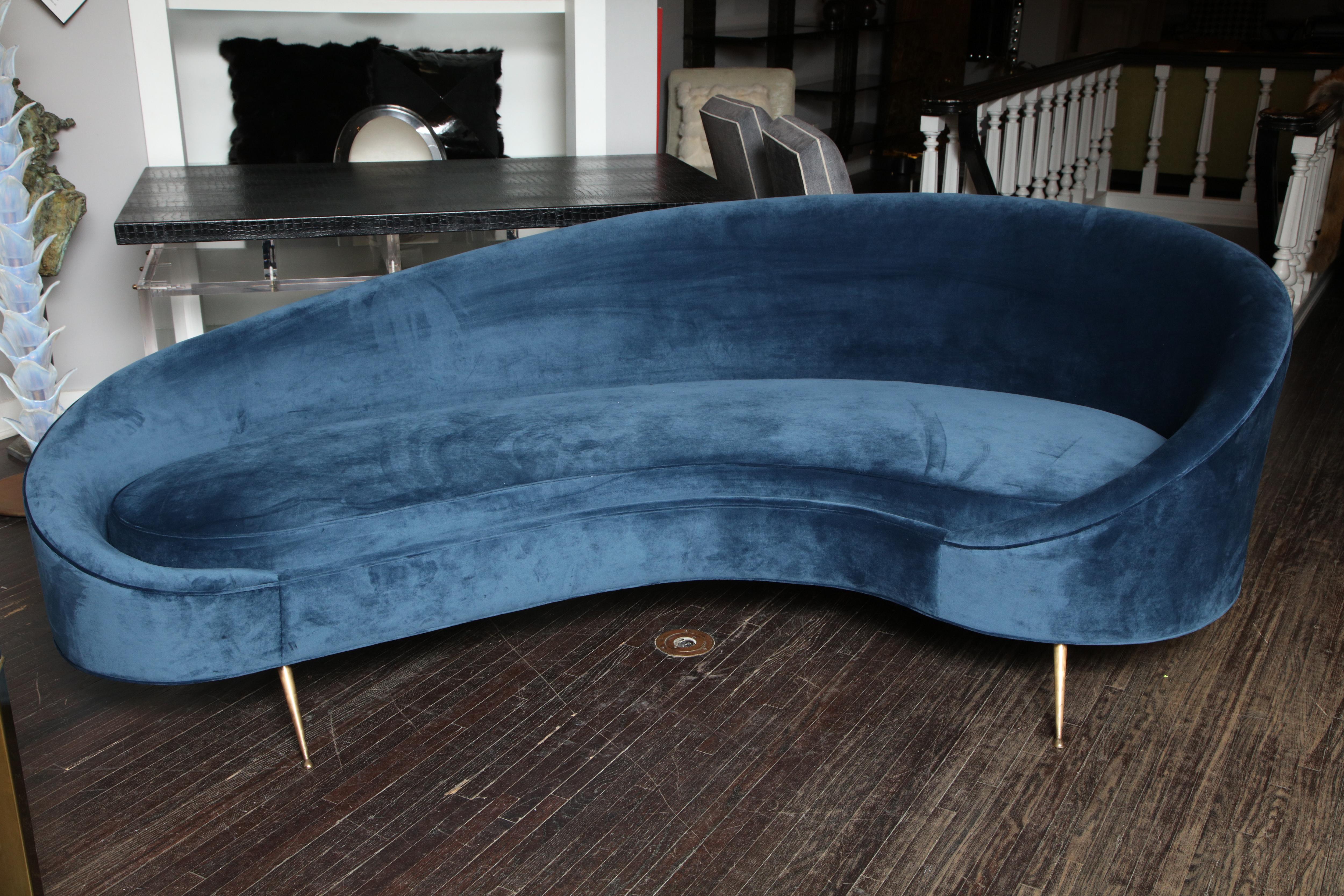 Individuelles geschwungenes Sofa aus blauem Samt (amerikanisch)