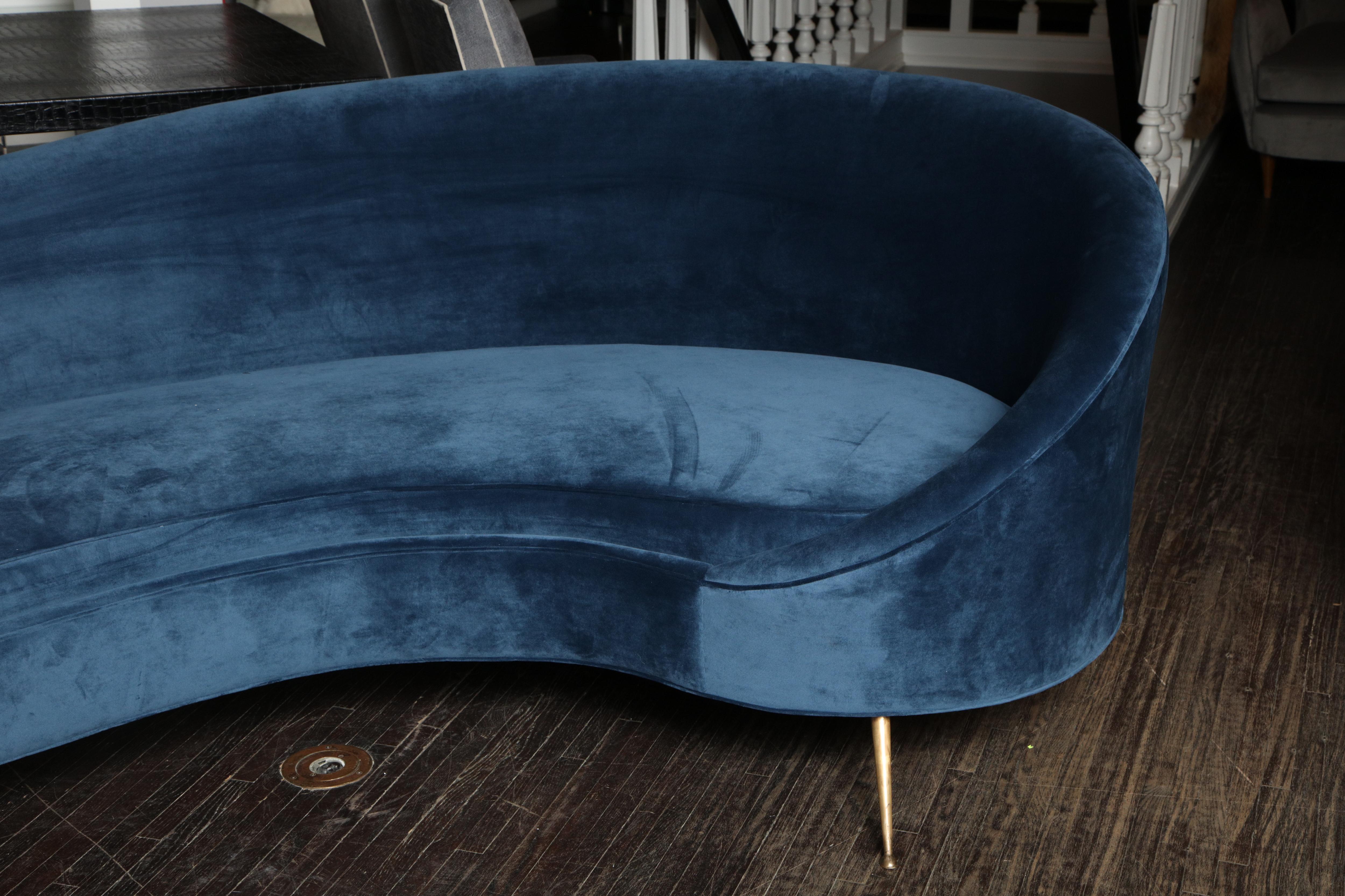 Individuelles geschwungenes Sofa aus blauem Samt im Zustand „Neu“ in New York, NY