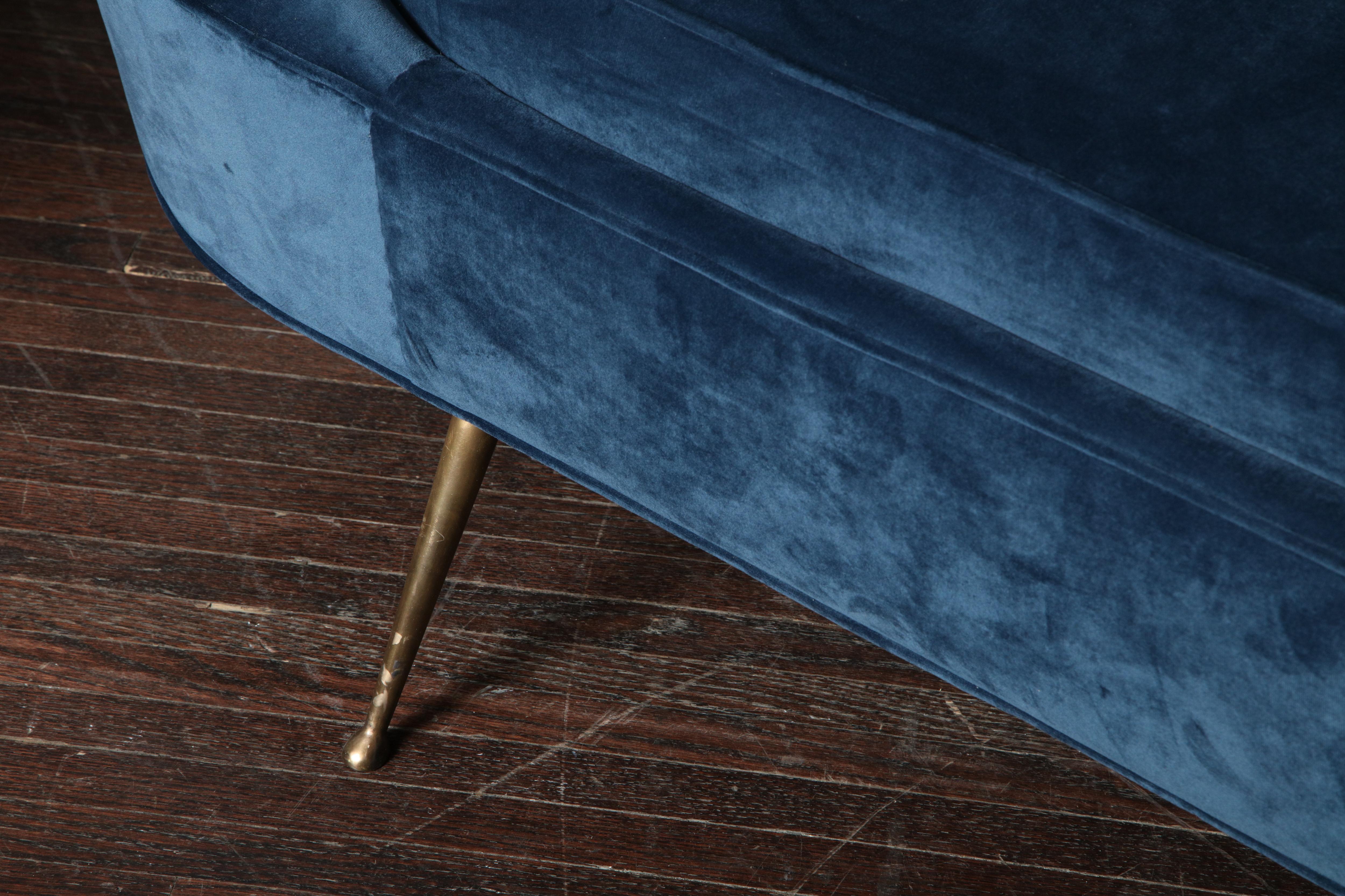 Custom Curved Sofa in Blue Velvet In New Condition In New York, NY