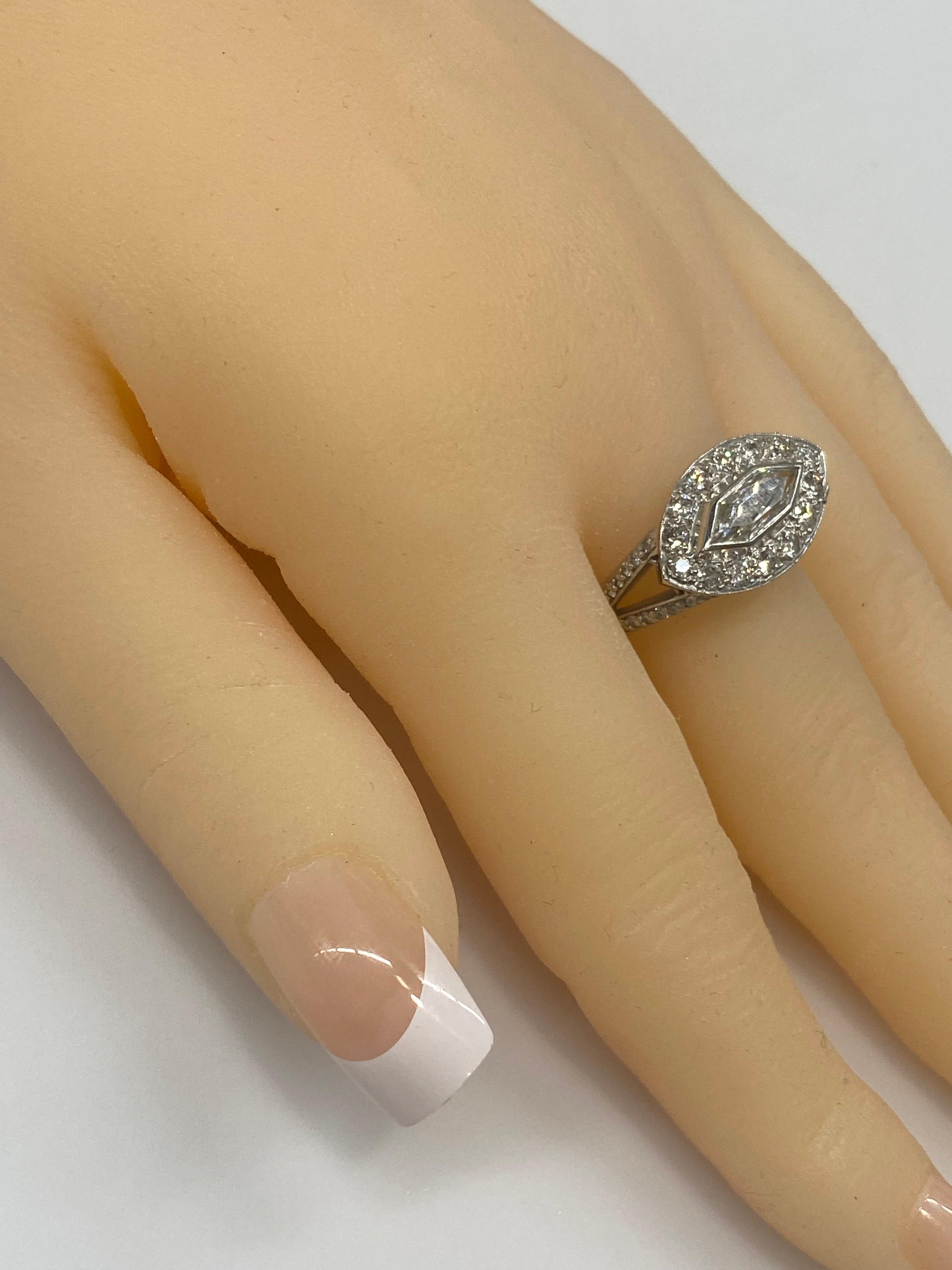 Mindi Mond Kugelförmiger Platinring mit Diamanten in Sechseck im Zustand „Neu“ in New York, NY