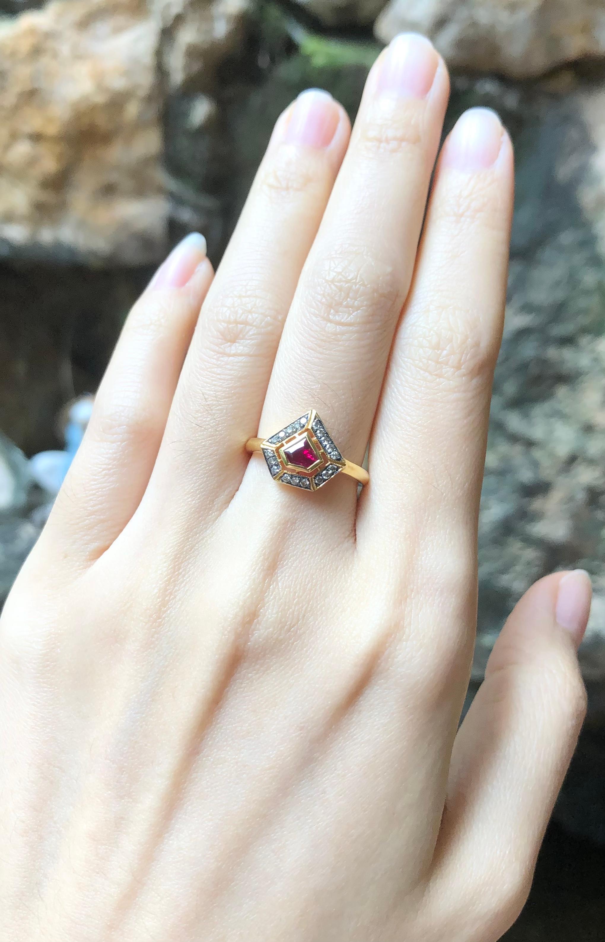 Bague en or 18 carats sertie d'un rubis taillé sur-mesure et de diamants bruns en vente 4