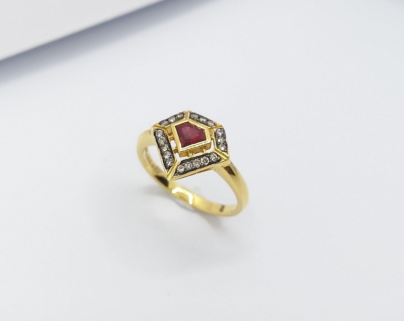 Bague en or 18 carats sertie d'un rubis taillé sur-mesure et de diamants bruns en vente 13