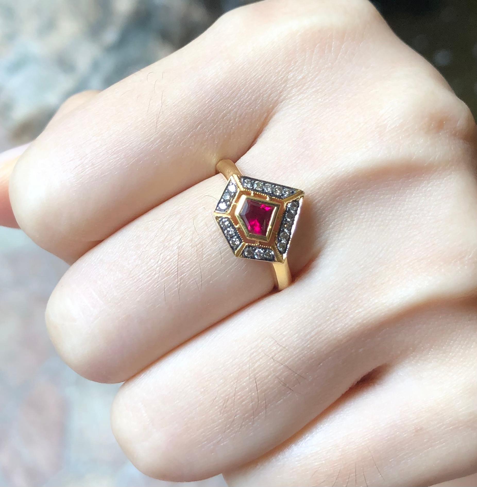 Bague en or 18 carats sertie d'un rubis de 0,34 carat et d'un diamant brun de 0,14 carat

Largeur :  1.2 cm 
Longueur : 1,0 cm
Taille de l'anneau : 52
Poids total : 4,26 grammes

