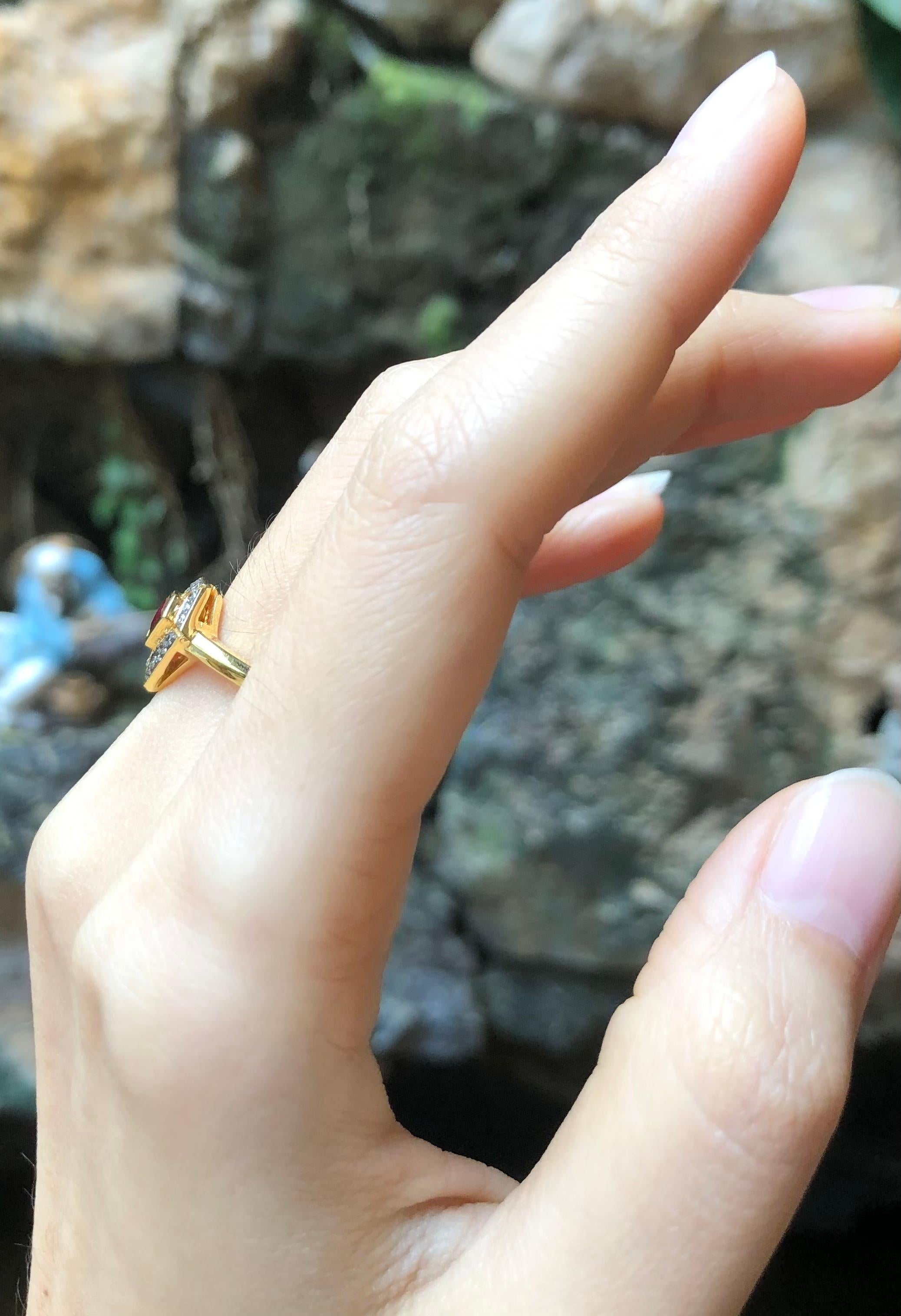 Contemporain Bague en or 18 carats sertie d'un rubis taillé sur-mesure et de diamants bruns en vente