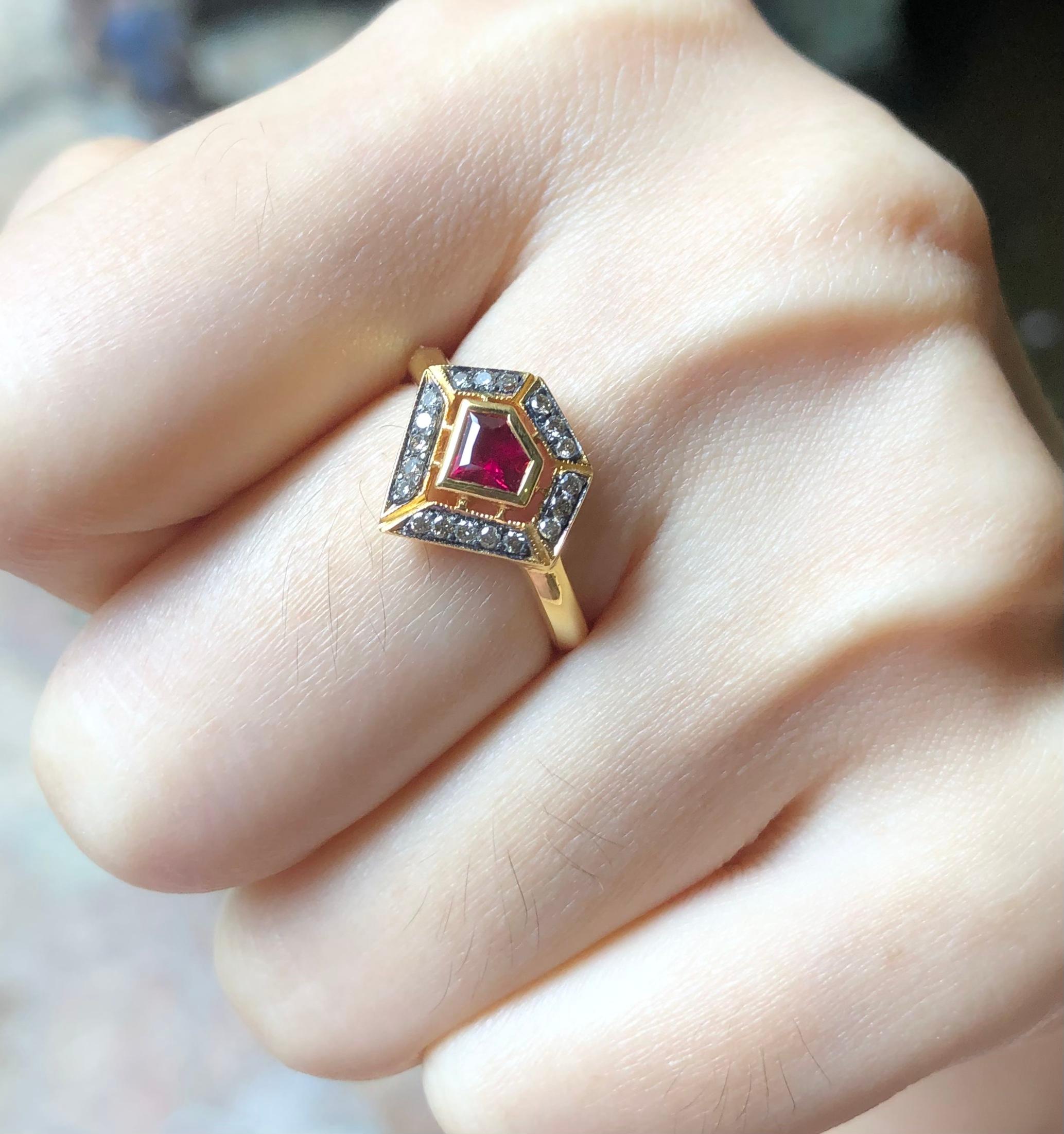 Bague en or 18 carats sertie d'un rubis taillé sur-mesure et de diamants bruns en vente 1