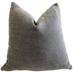 Coussin en lin lavé à la pierre gris foncé sur mesure avec insert de plumes en duvet