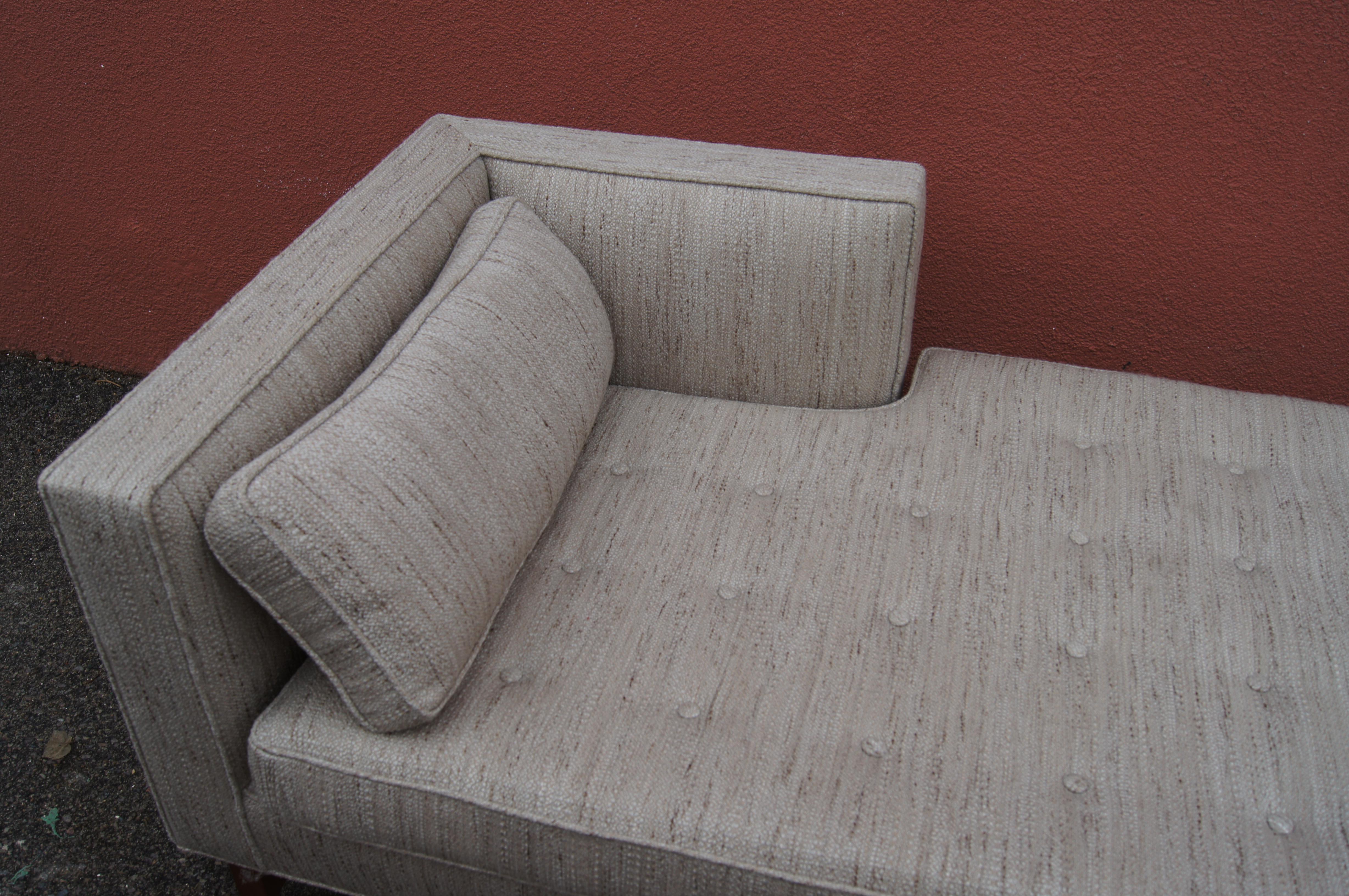 Fabricado a medida por Machine Age siguiendo el estilo de la obra de Edward Wormley para Dunbar, este amplio sofá cama tiene un respaldo asimétrico en forma de L y está tapizado con el tejido Rivington de Knoll en pergamino. Se asienta sobre patas