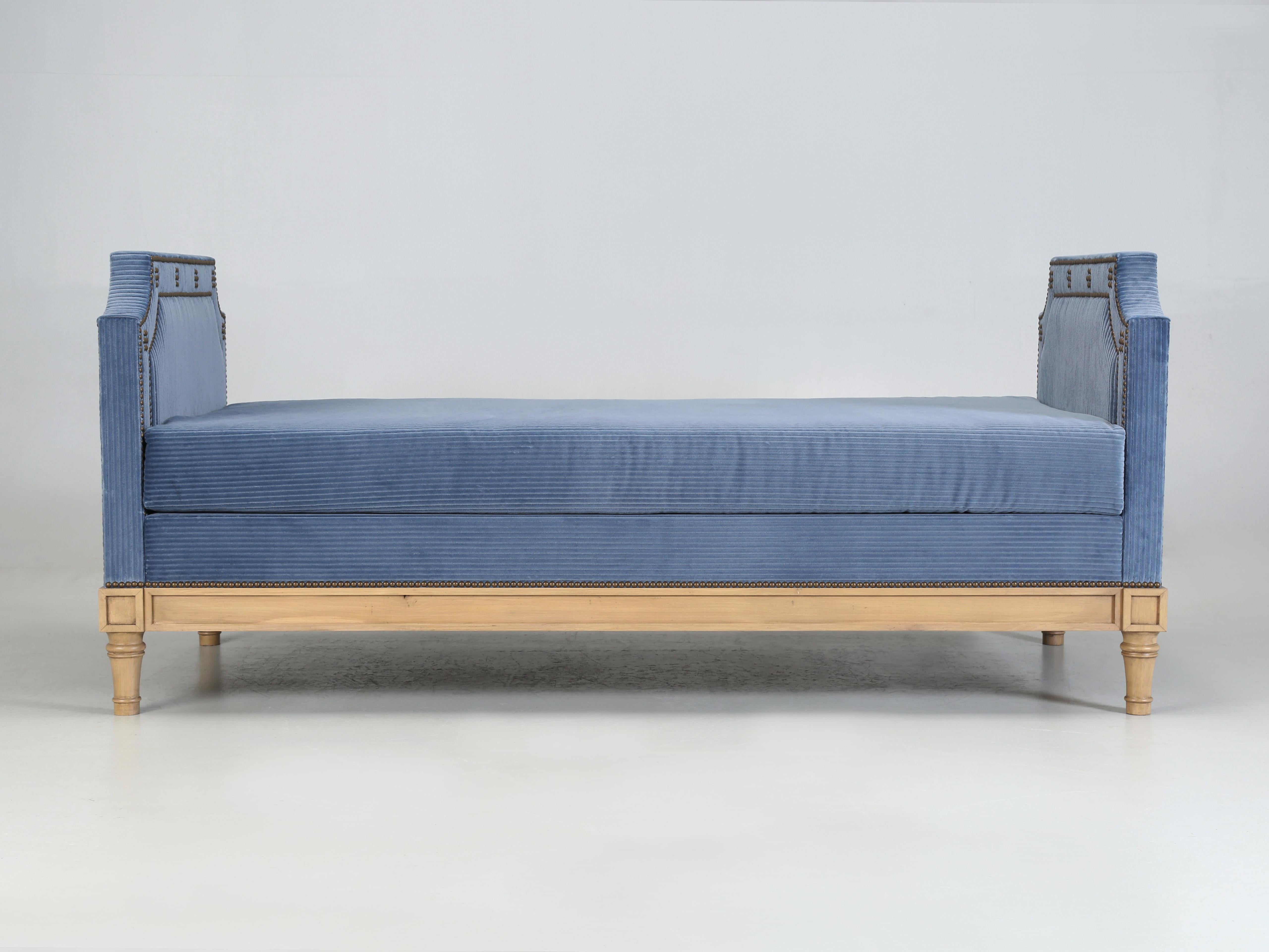 Letto da giorno imbottito realizzato a mano qui a Chicago dai nostri artigiani nel laboratorio Old Plank. Per prima cosa il telaio in acero viene abilmente costruito e assemblato nel nostro reparto di falegnameria, dopodiché il Daybed di ispirazione