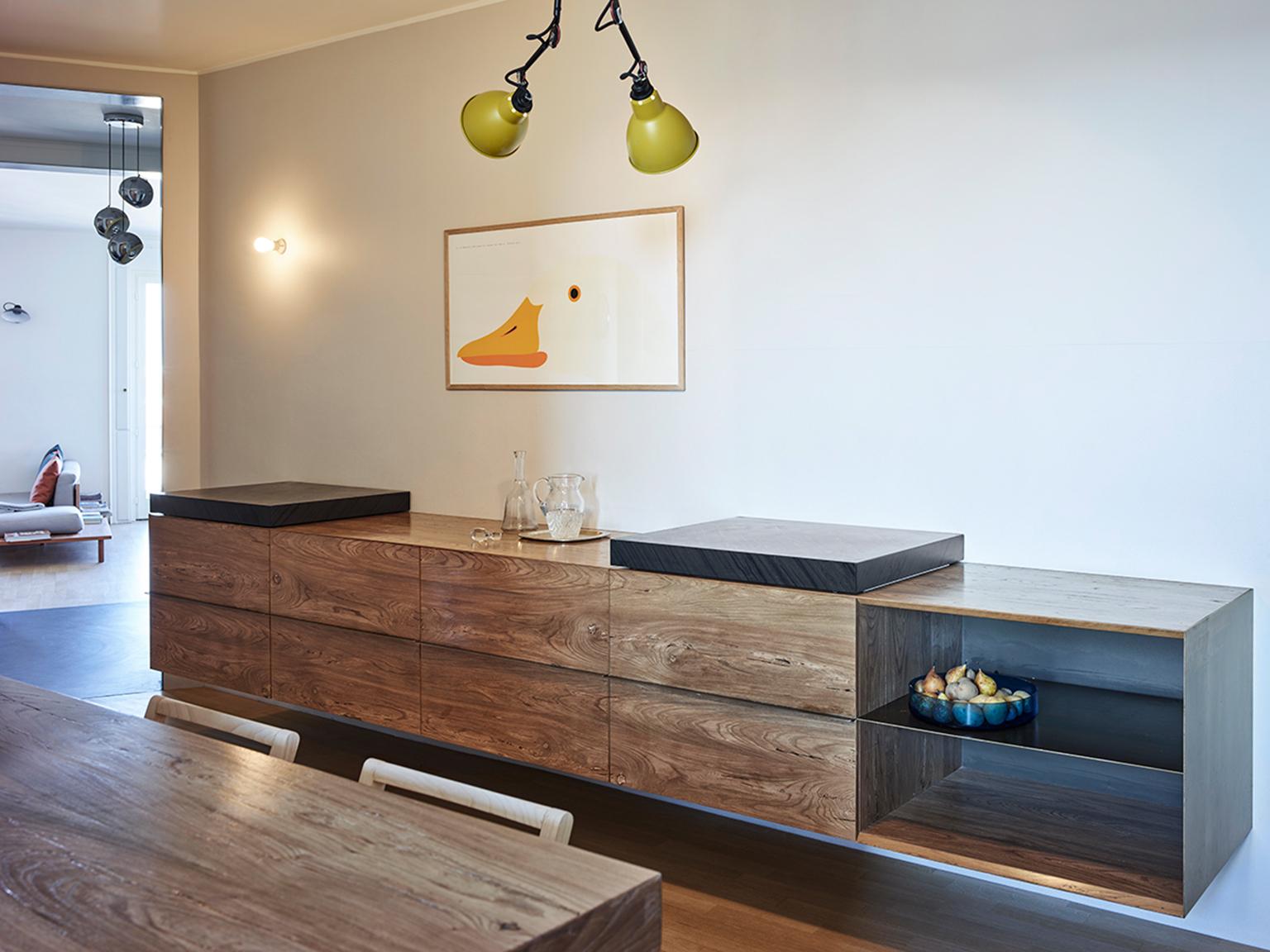 Kitchen with fossil elm finished transparent matt suspended volume. Sliding ocean black cutting boards.
Natural elm finished transparent matt drawers and accessories.
Wall unit painted like the wall.