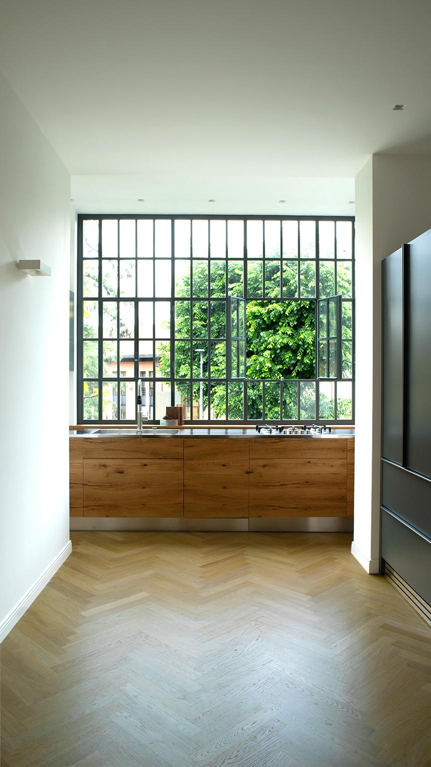 Steel worktop with built-in sink. Kitchen doors and inserts in oak beams.
Extra-matt lacquered cupboard doors.